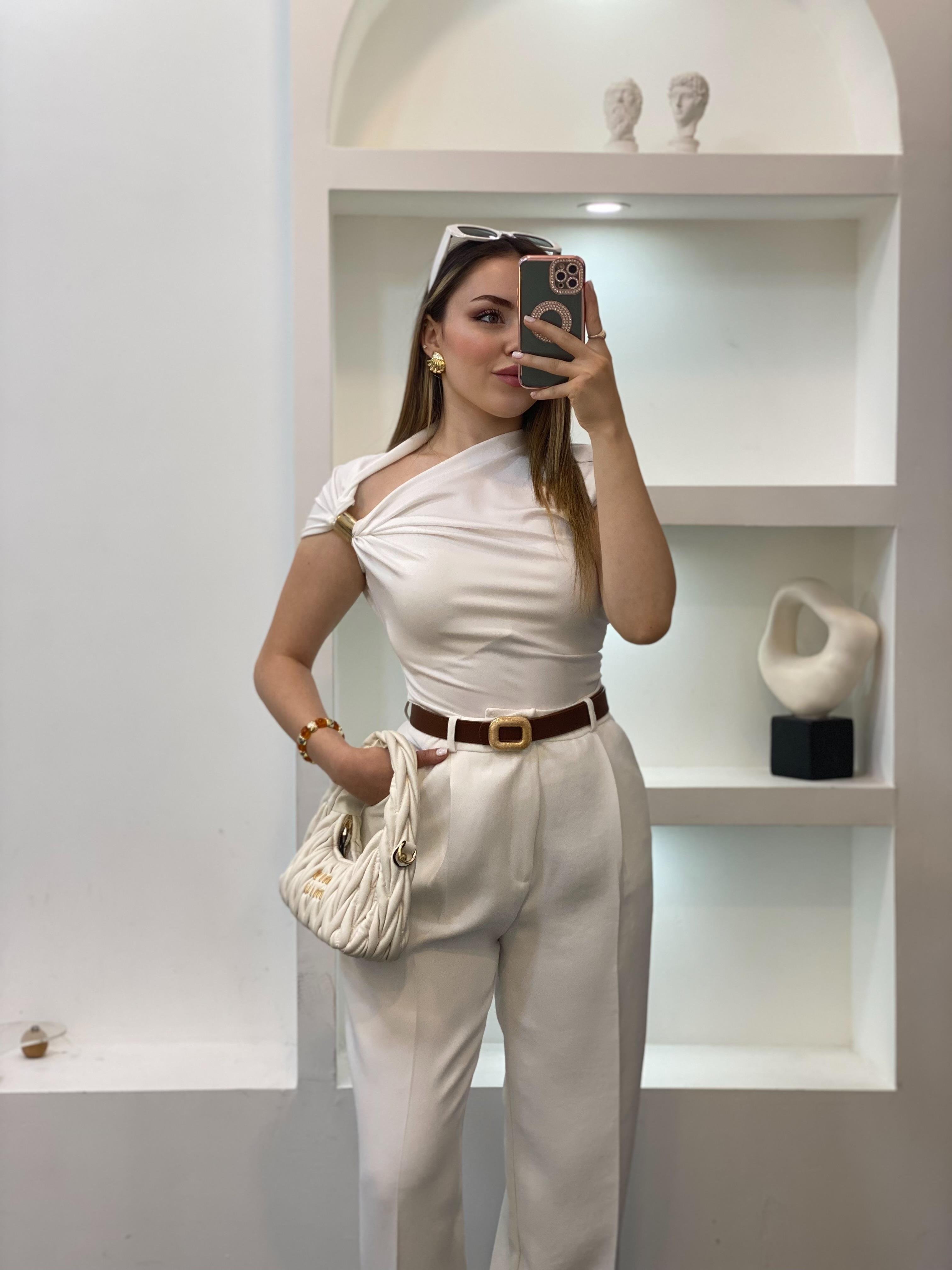 Beyaz Omuz Gold Tokalı Bluz