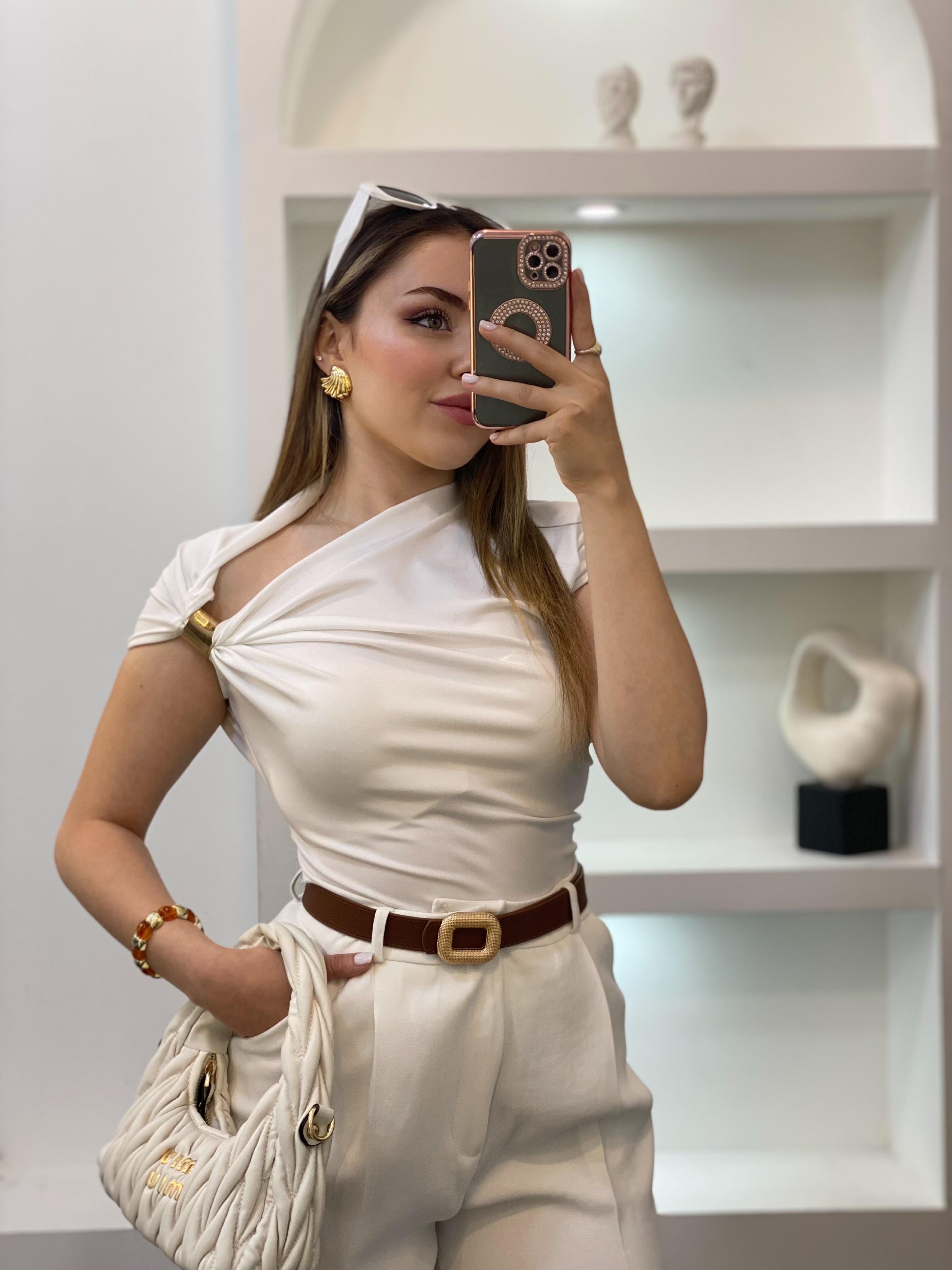 Beyaz Omuz Gold Tokalı Bluz