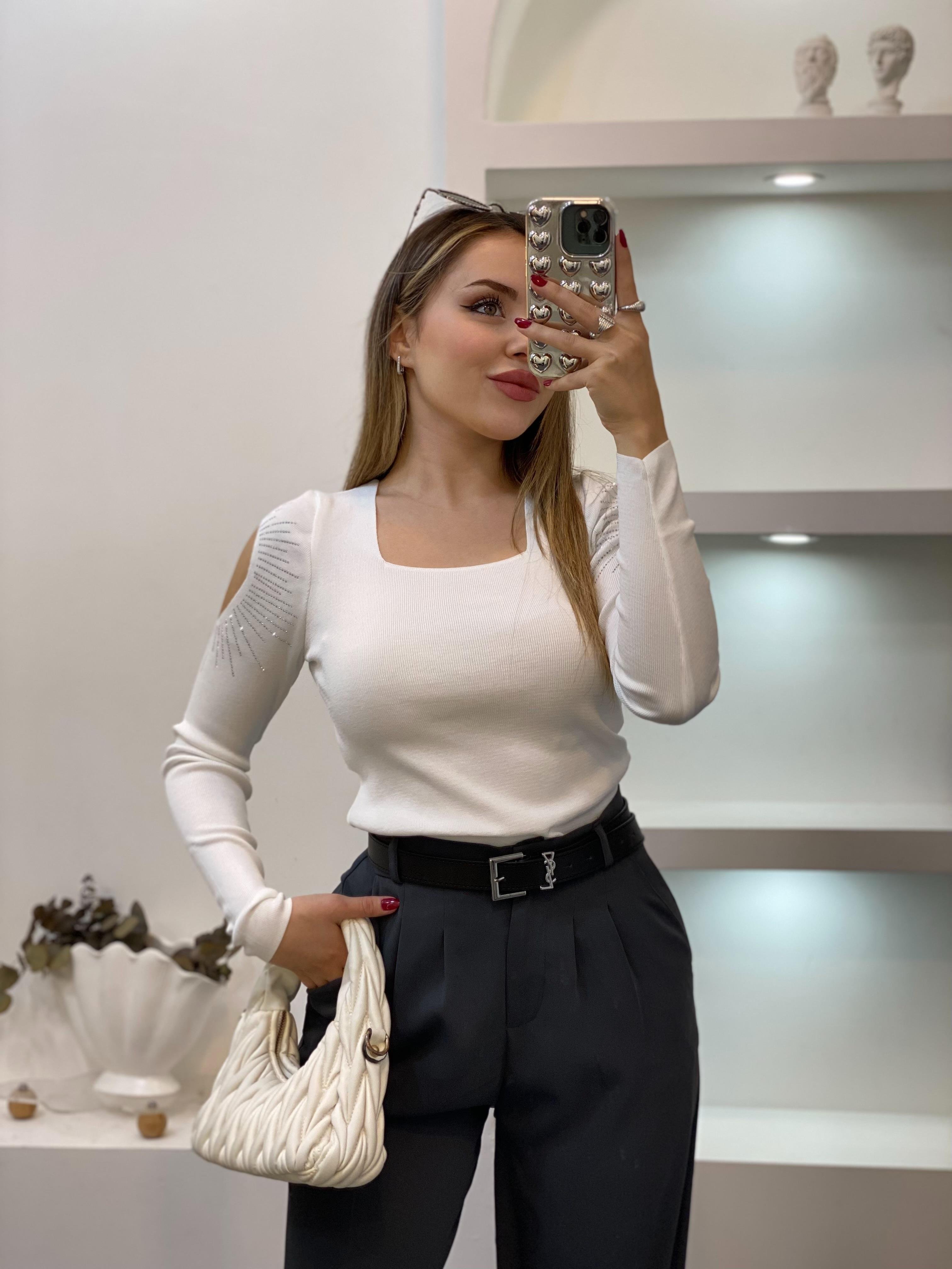 Beyaz Omuz Parıltılı Taşlı Triko Bluz