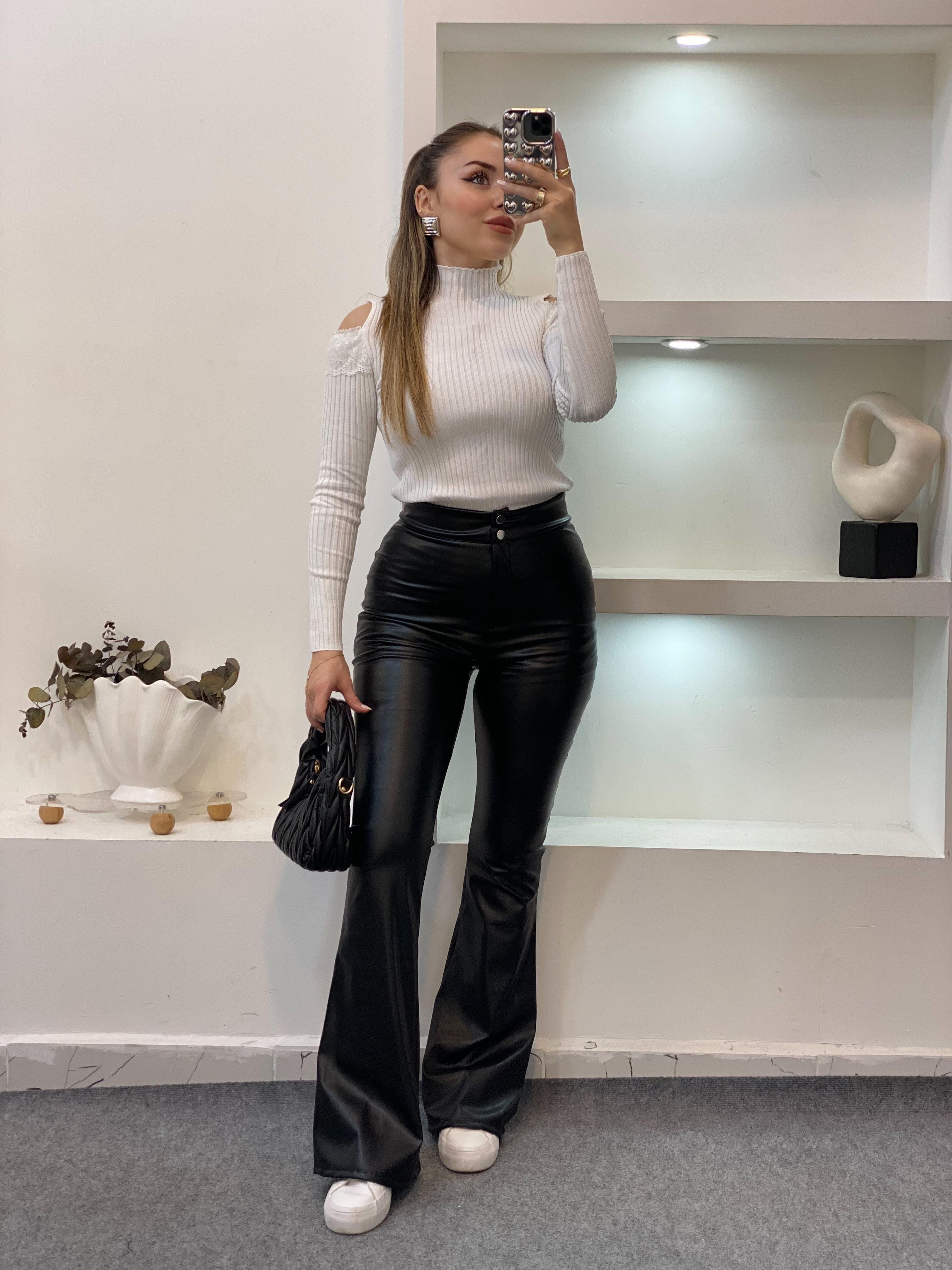 Beyaz Omuz Pencereli Model Triko Bluz