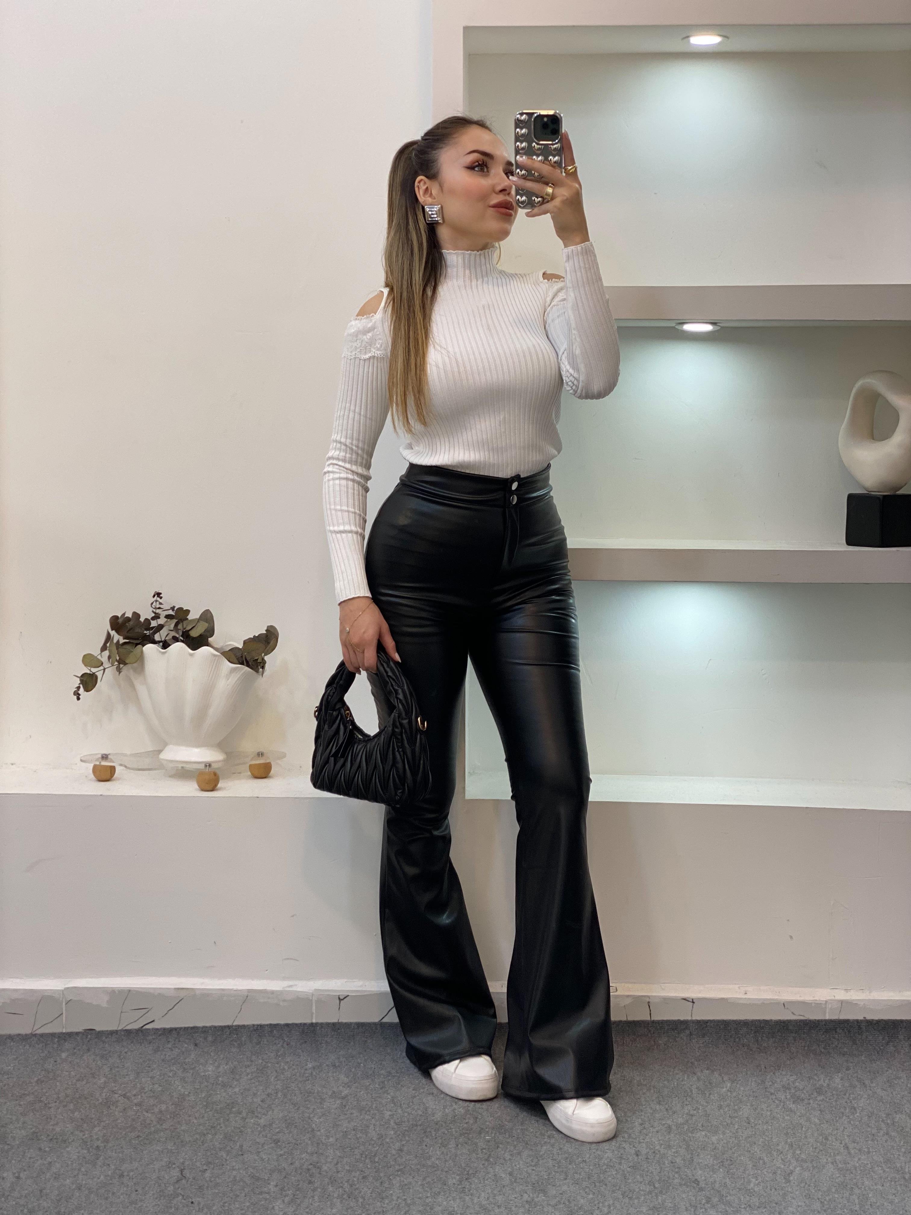 Beyaz Omuz Pencereli Model Triko Bluz