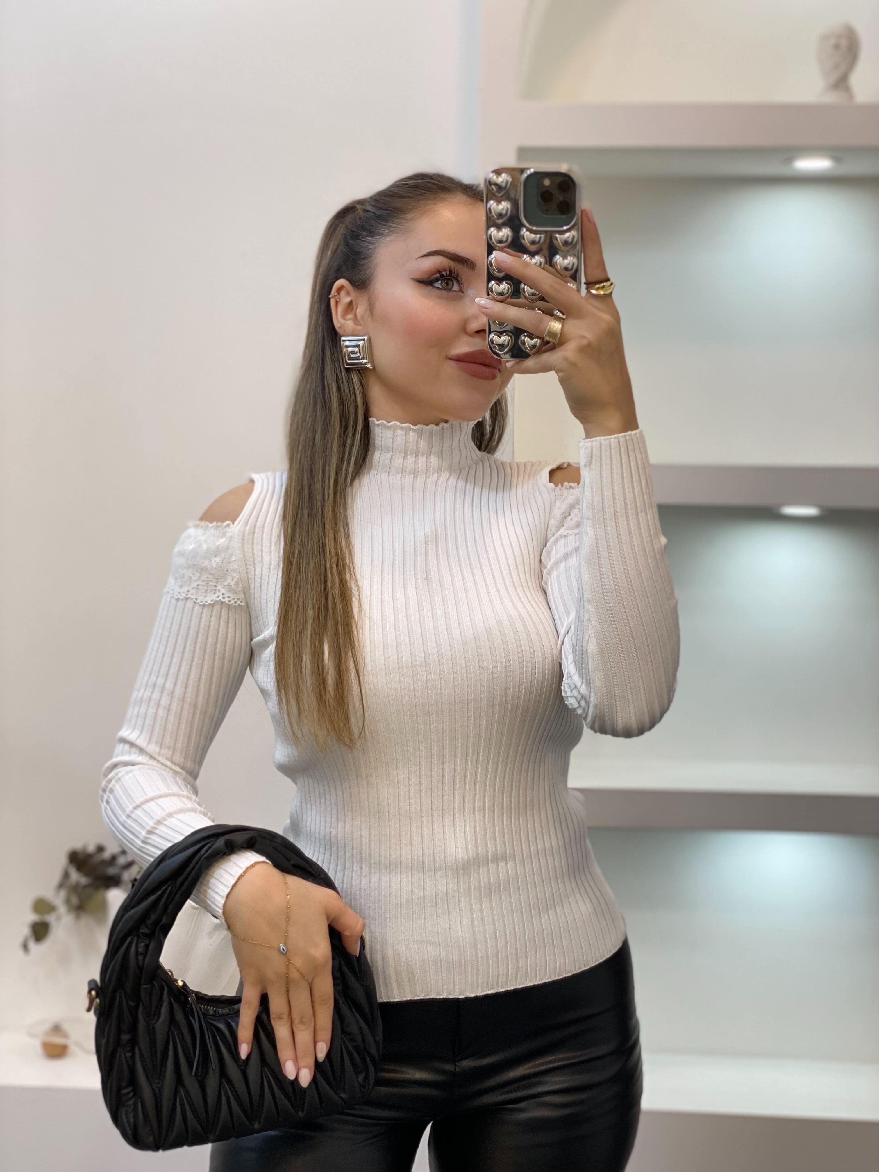 Beyaz Omuz Pencereli Model Triko Bluz