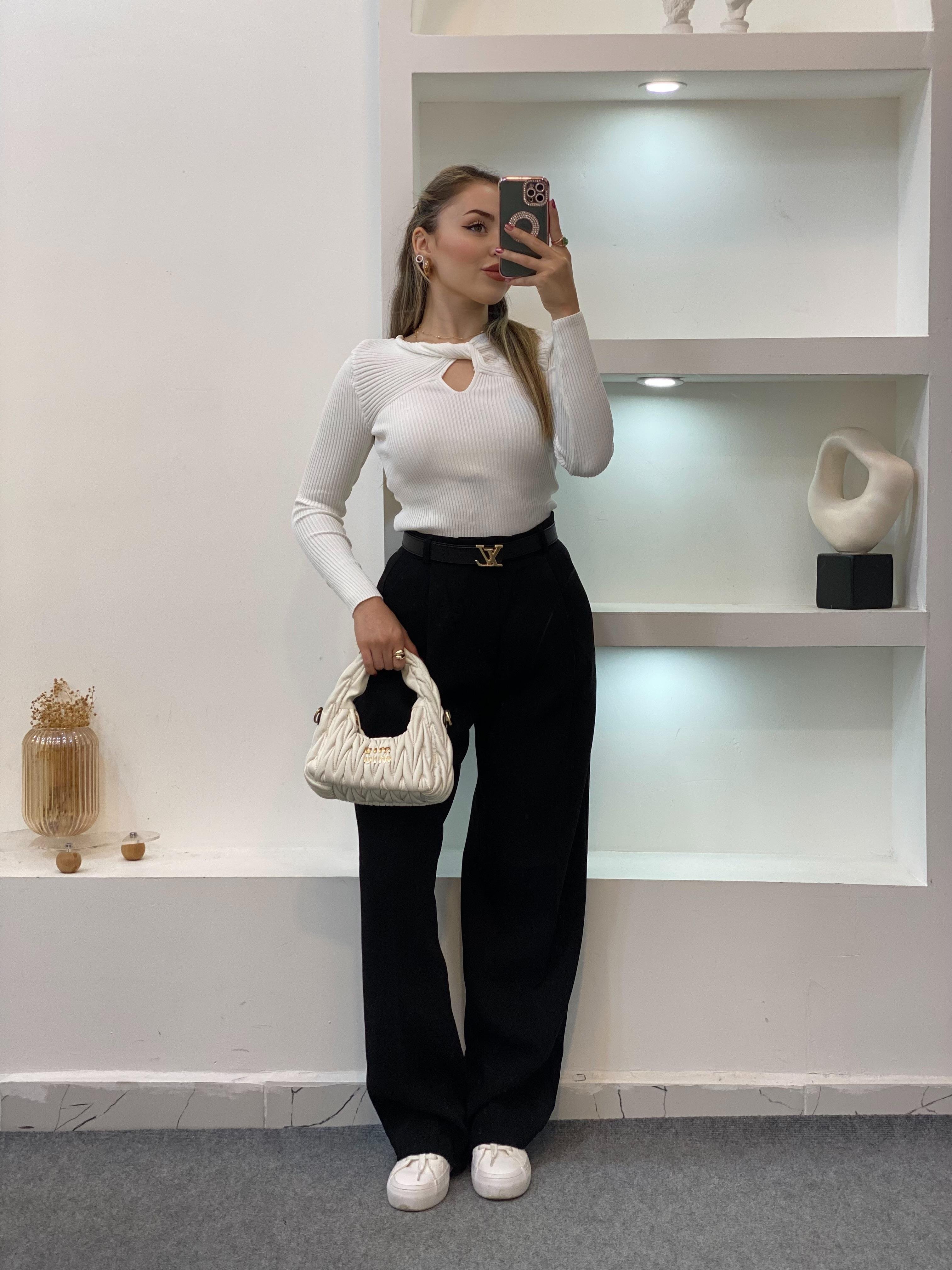 Beyaz Önü Pencereli Model Triko Bluz