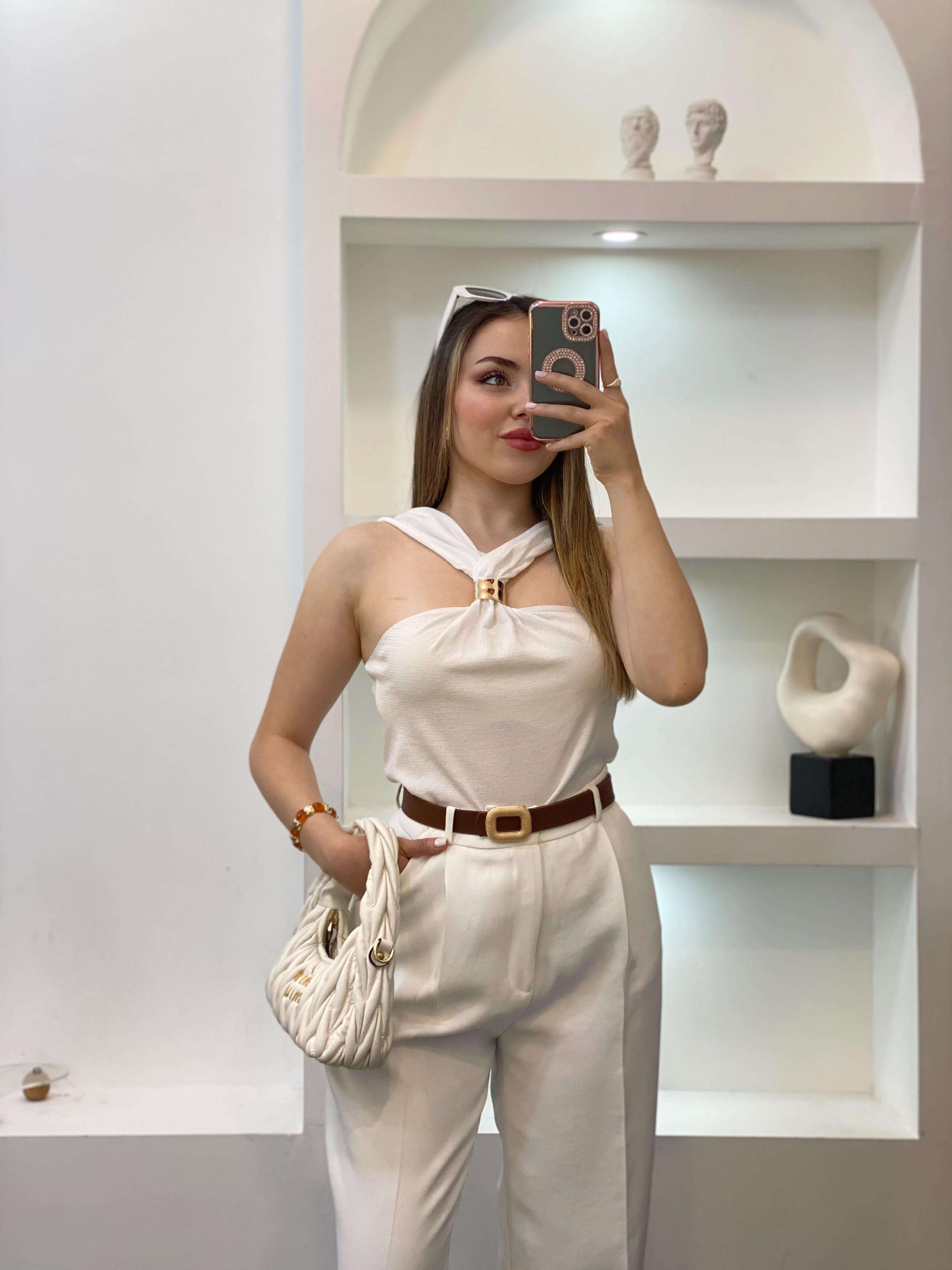 Beyaz Önü Tokalı Model Triko Bluz