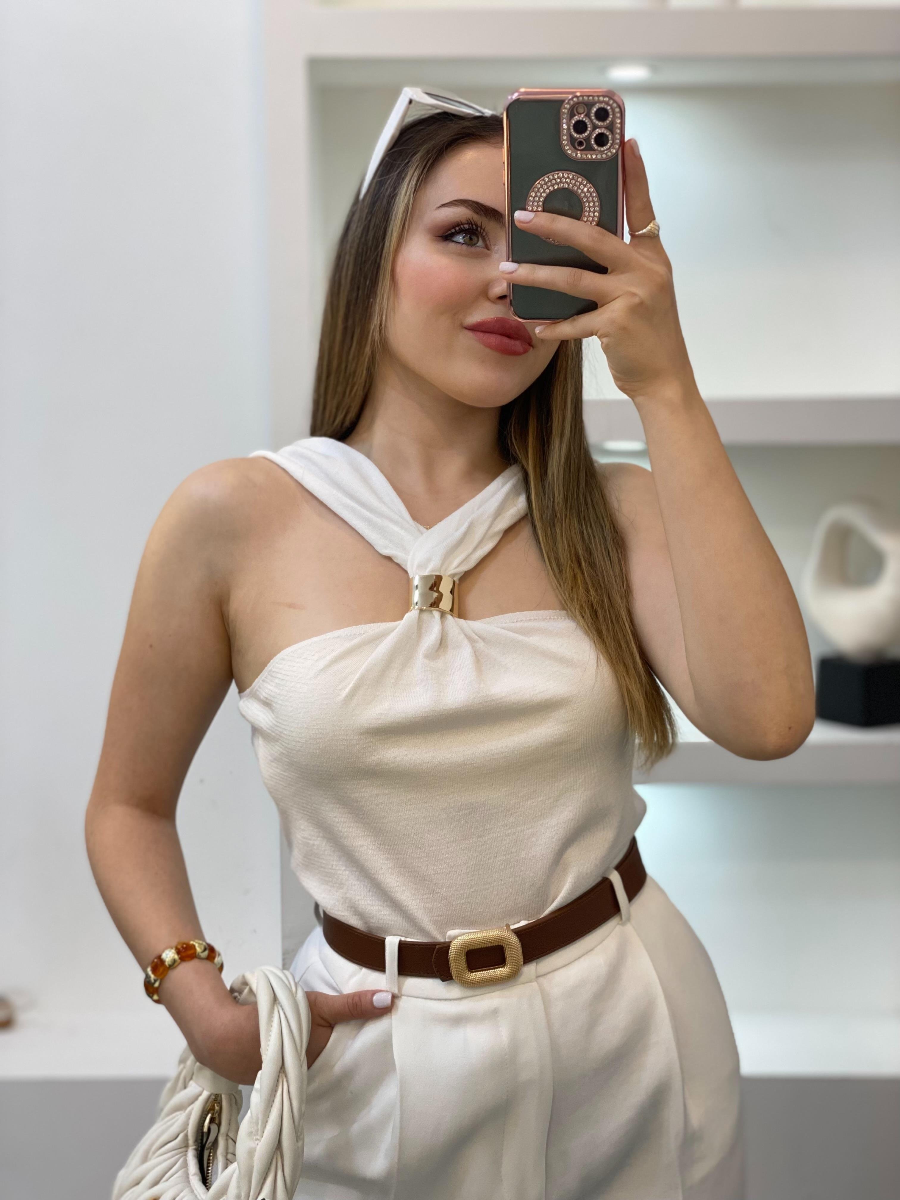 Beyaz Önü Tokalı Model Triko Bluz