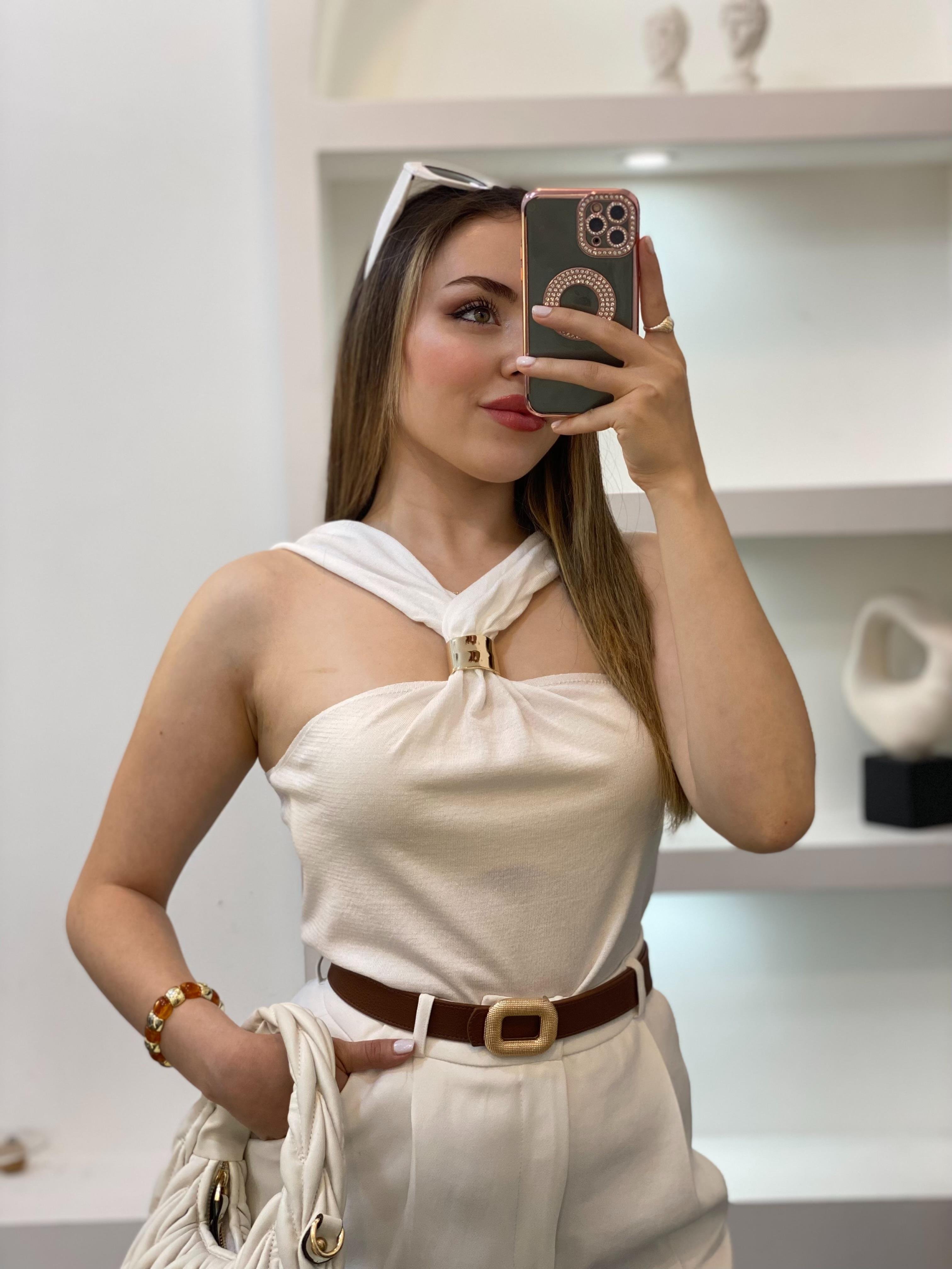 Beyaz Önü Tokalı Model Triko Bluz