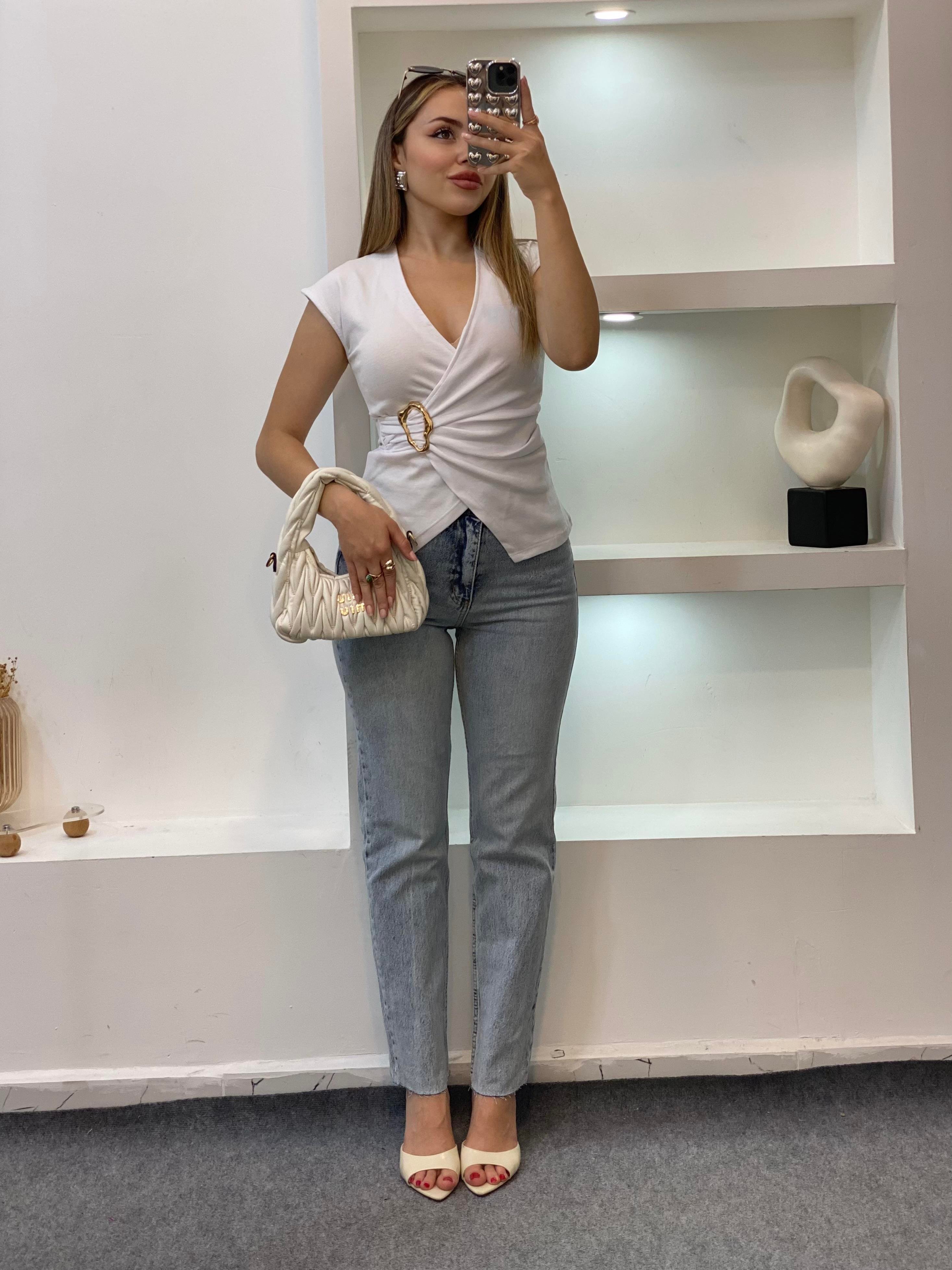 Beyaz Q Marka Gold Broşlu Bluz