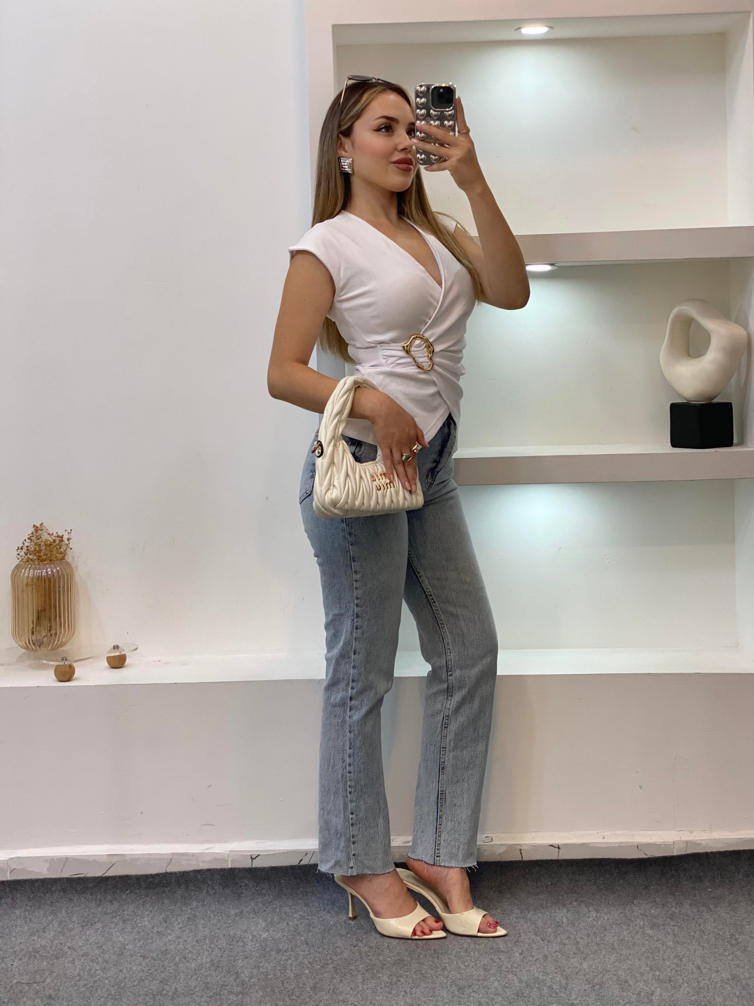 Beyaz Q Marka Gold Broşlu Bluz