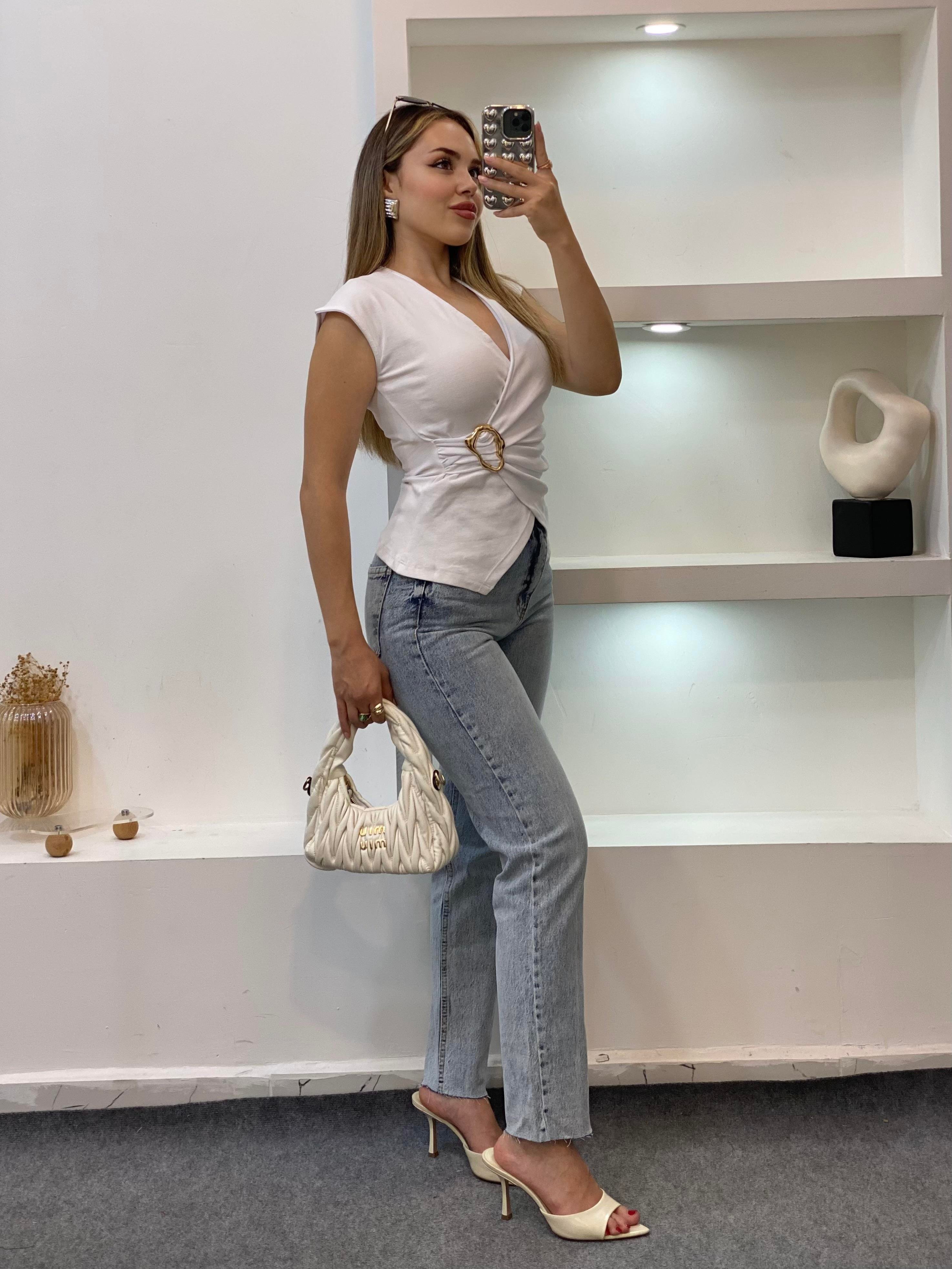 Beyaz Q Marka Gold Broşlu Bluz