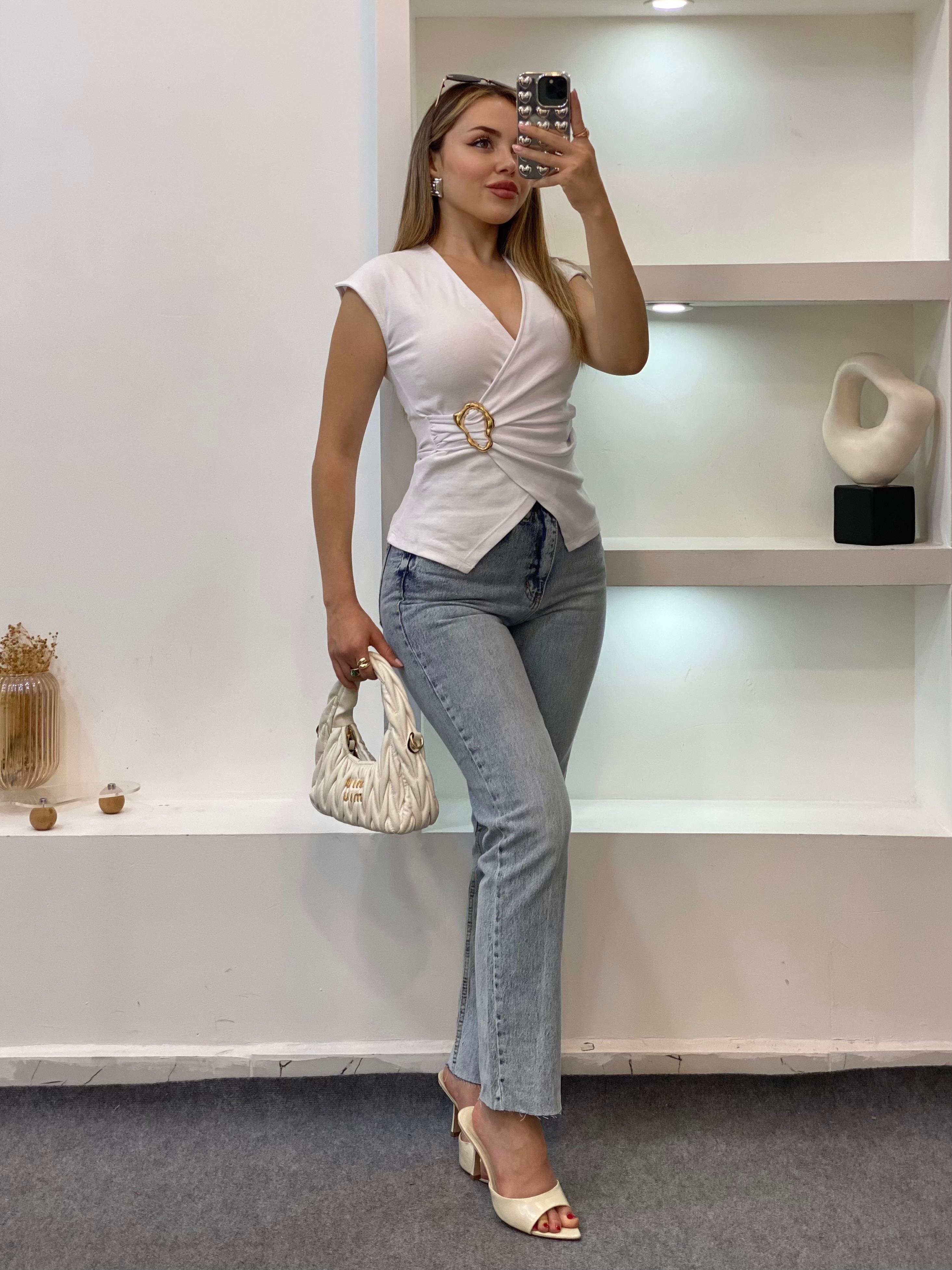 Beyaz Q Marka Gold Broşlu Bluz