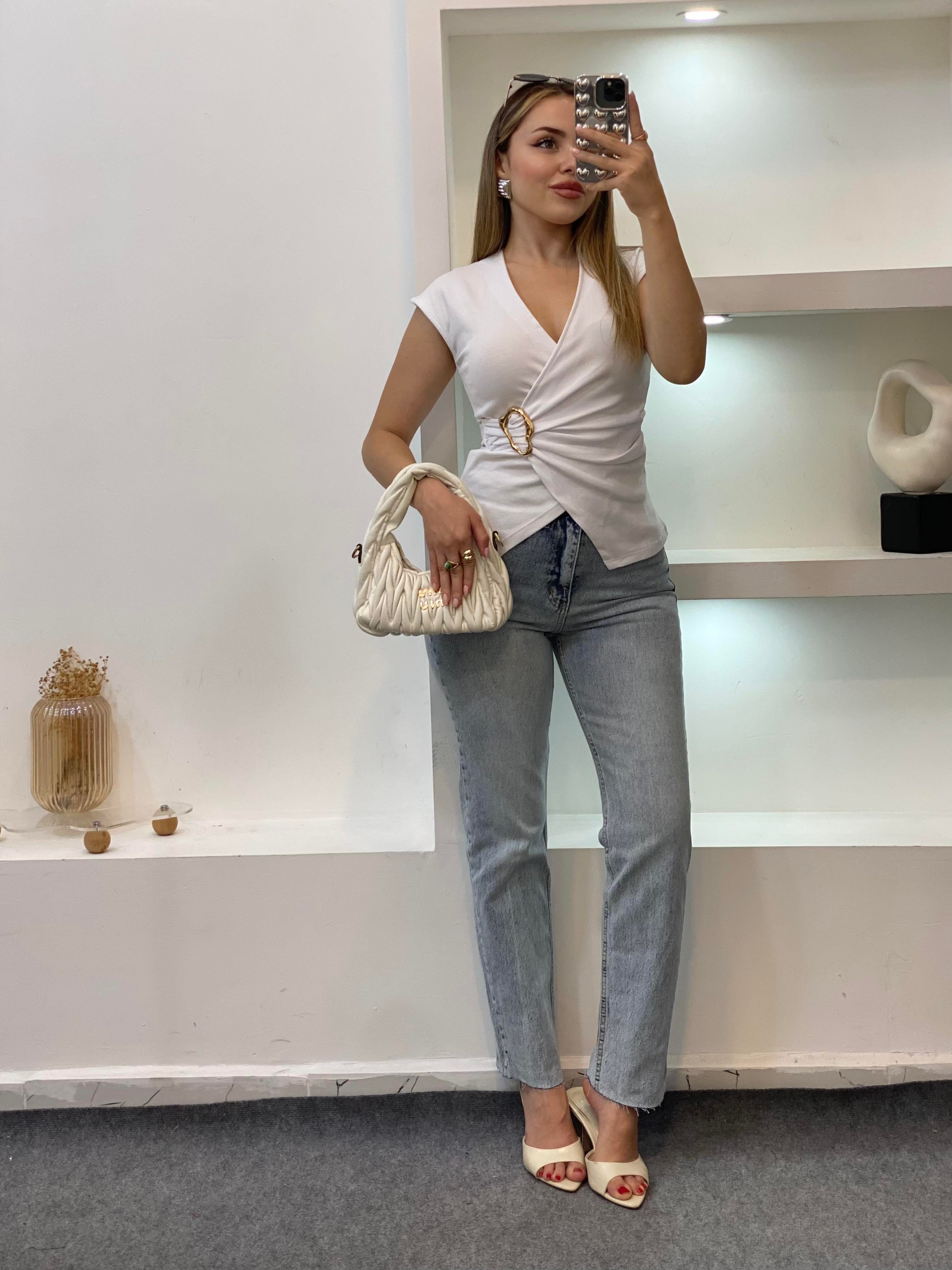 Beyaz Q Marka Gold Broşlu Bluz
