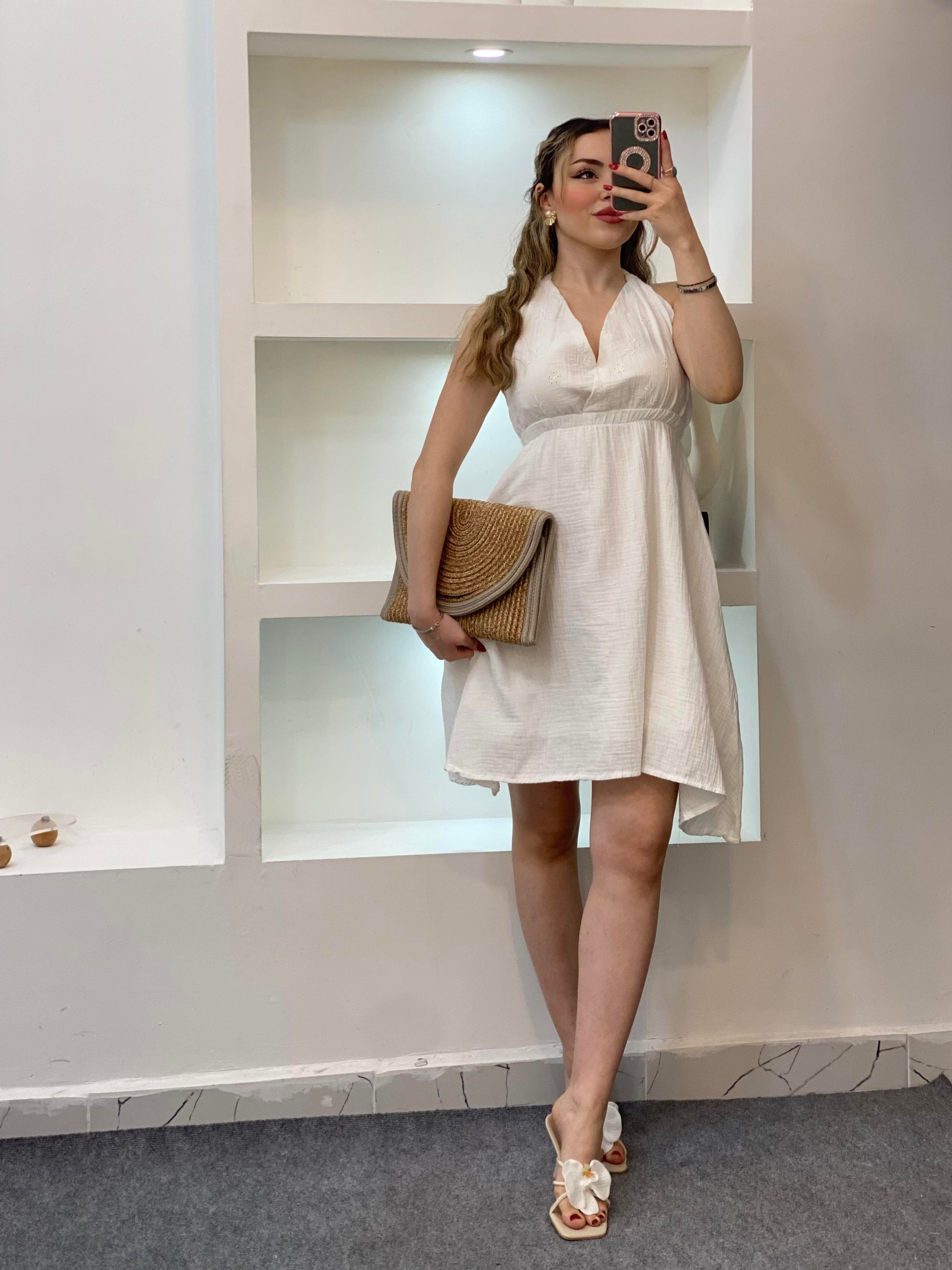 Beyaz Sırt Dekolteli Önü Nakışlı Model Müslin Elbise