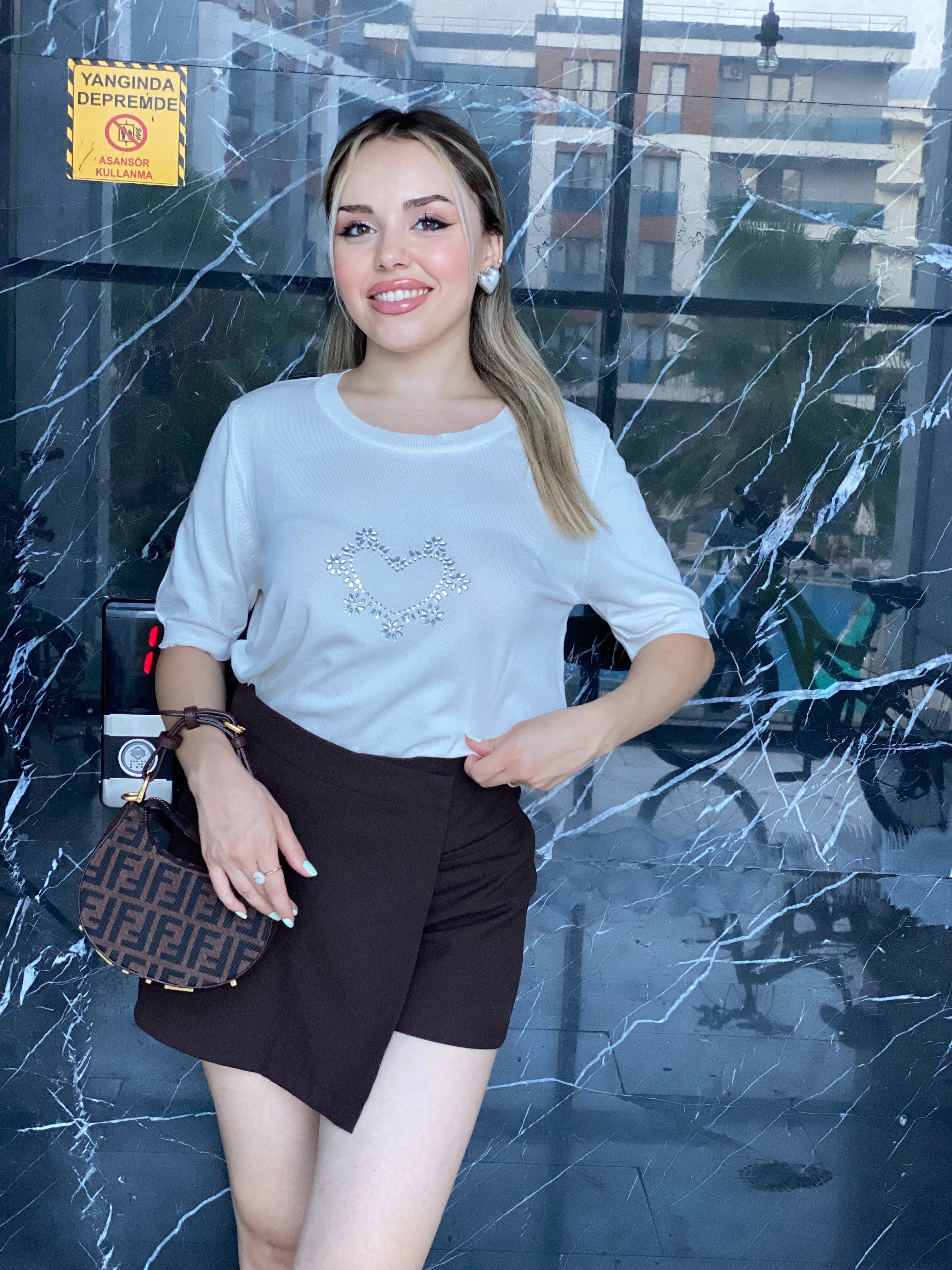 Beyaz Taşlı Model Kalpli Triko Bluz