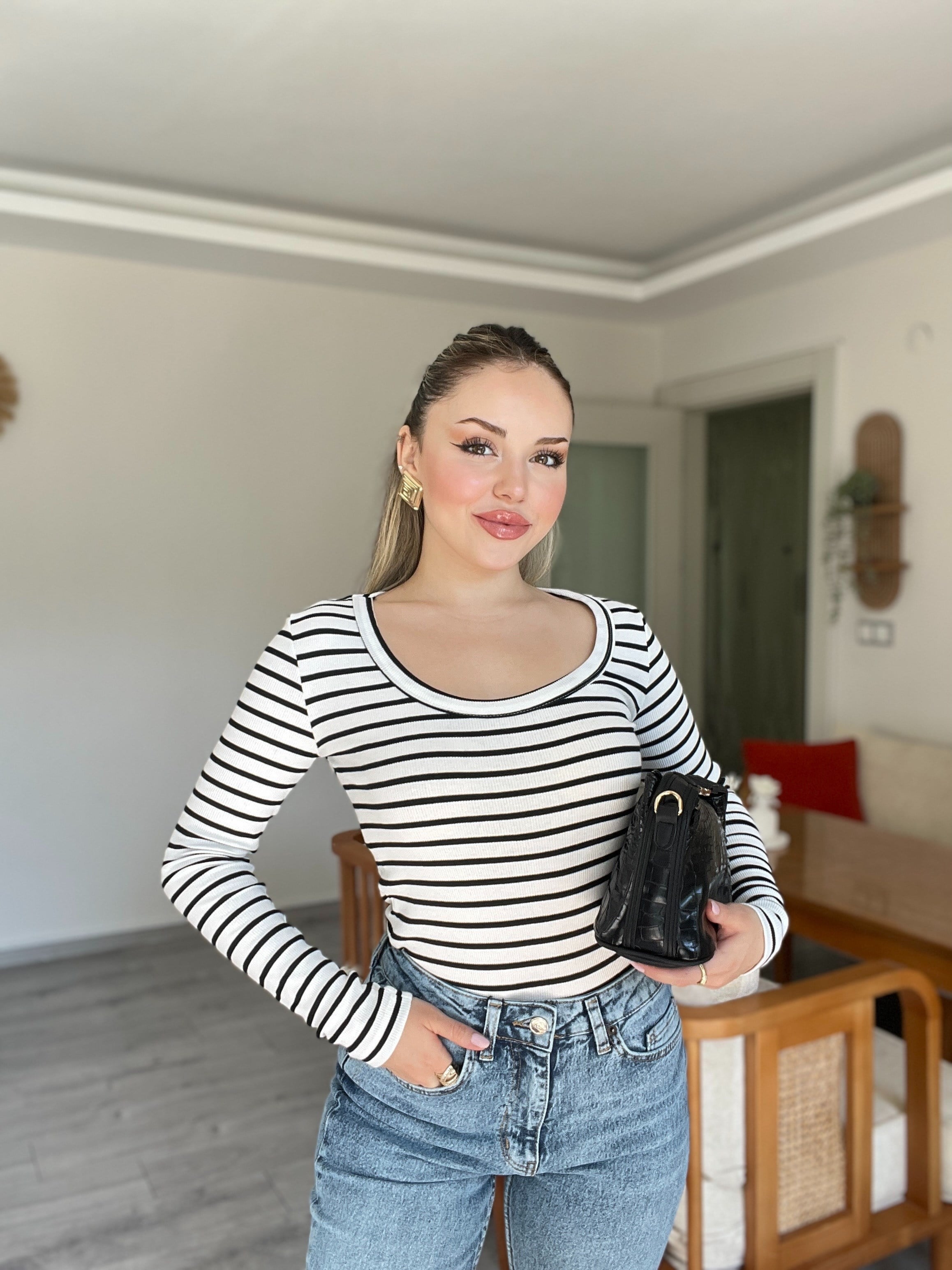 Beyaz Üzerine  İnce Siyah Çizgili Basic Bluz