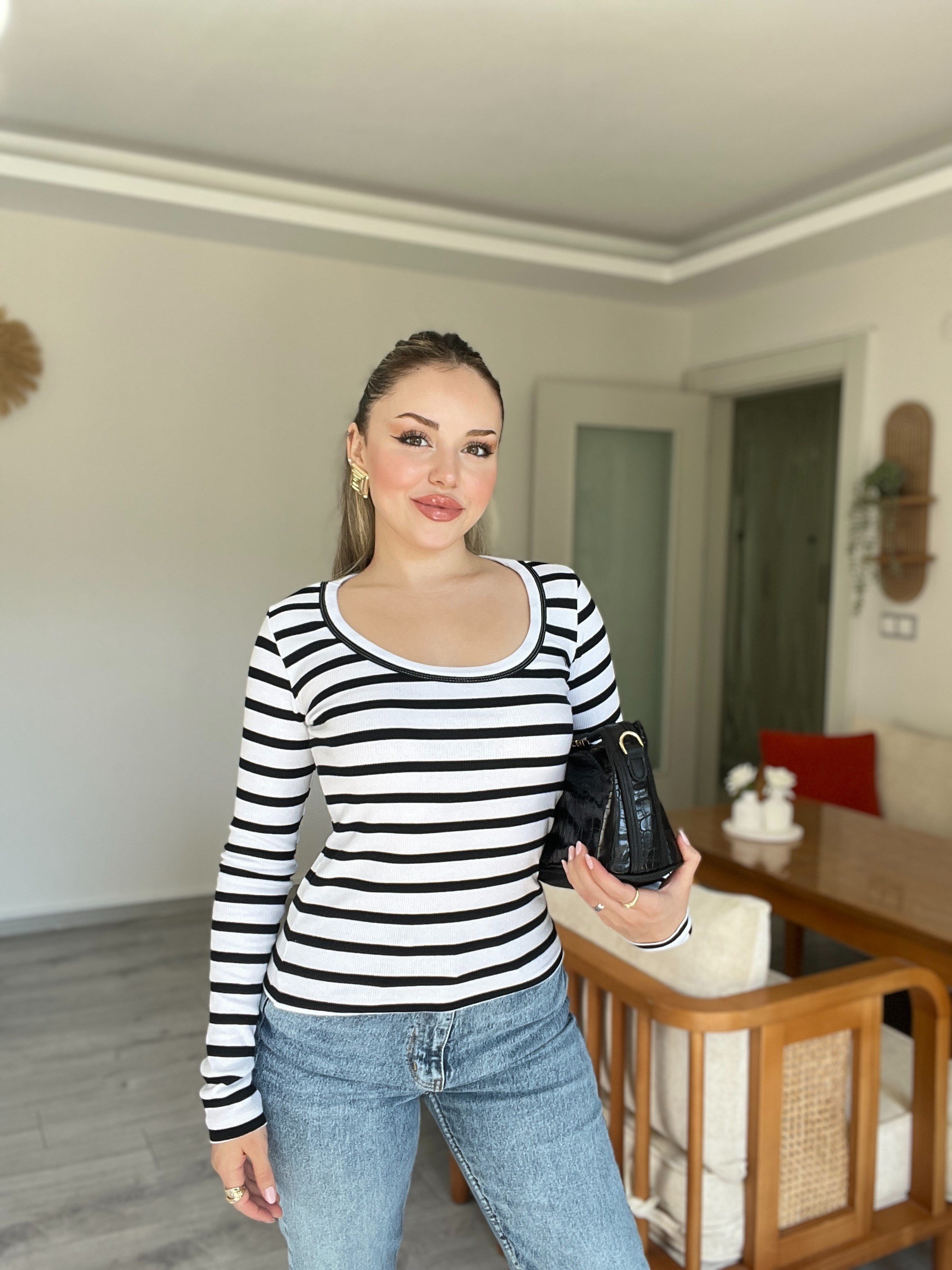 Beyaz Üzerine Kalın Siyah Çizgili Basic Bluz