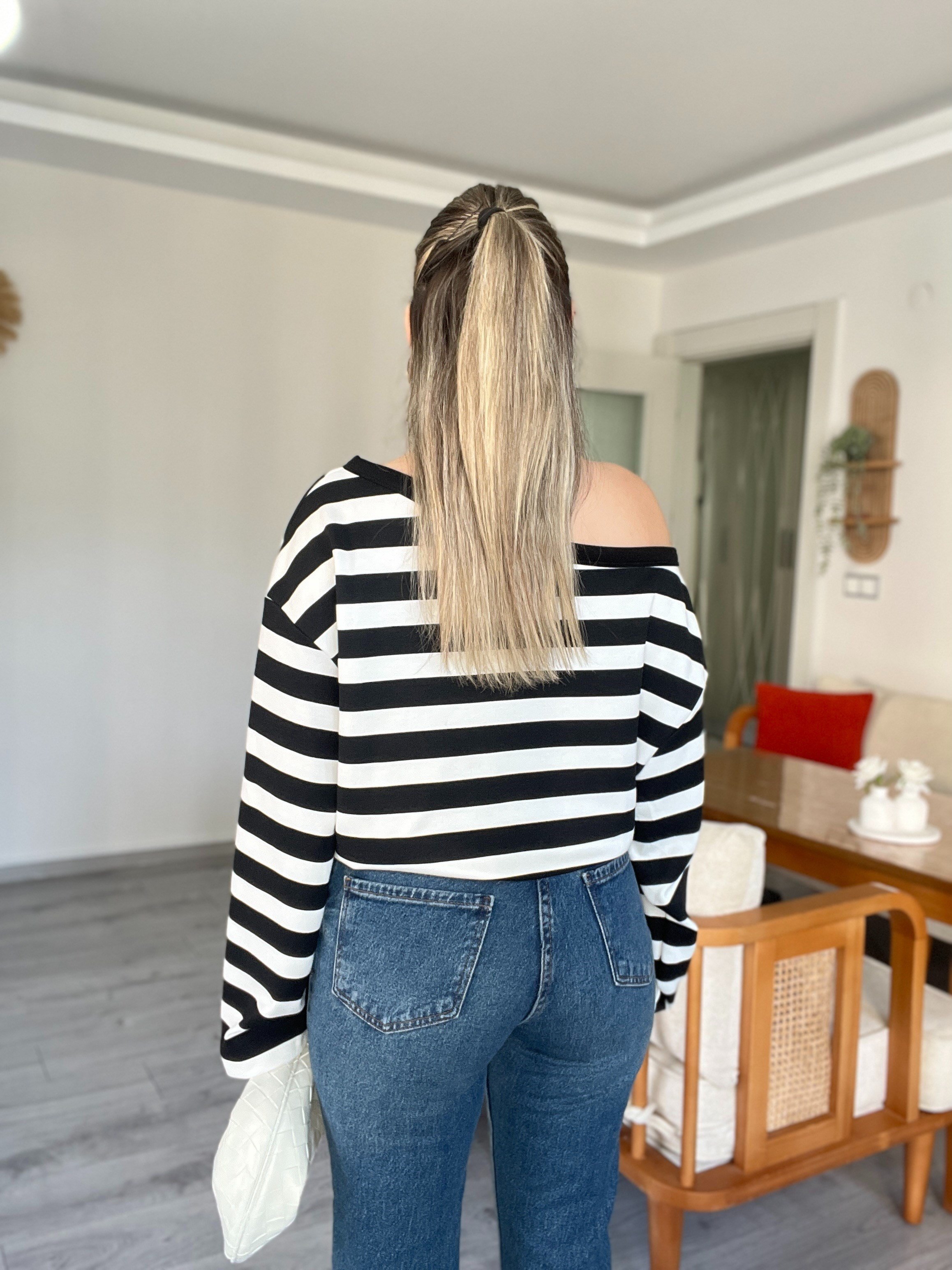 Beyaz Üzerine Siyah Kalın Çizgili Düşük Omuz Oversize Modal Bluz