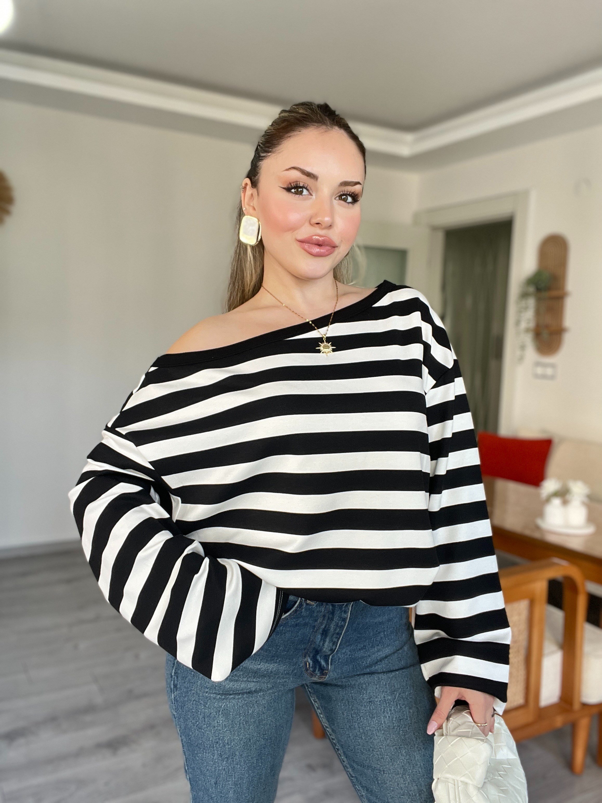 Beyaz Üzerine Siyah Kalın Çizgili Düşük Omuz Oversize Modal Bluz