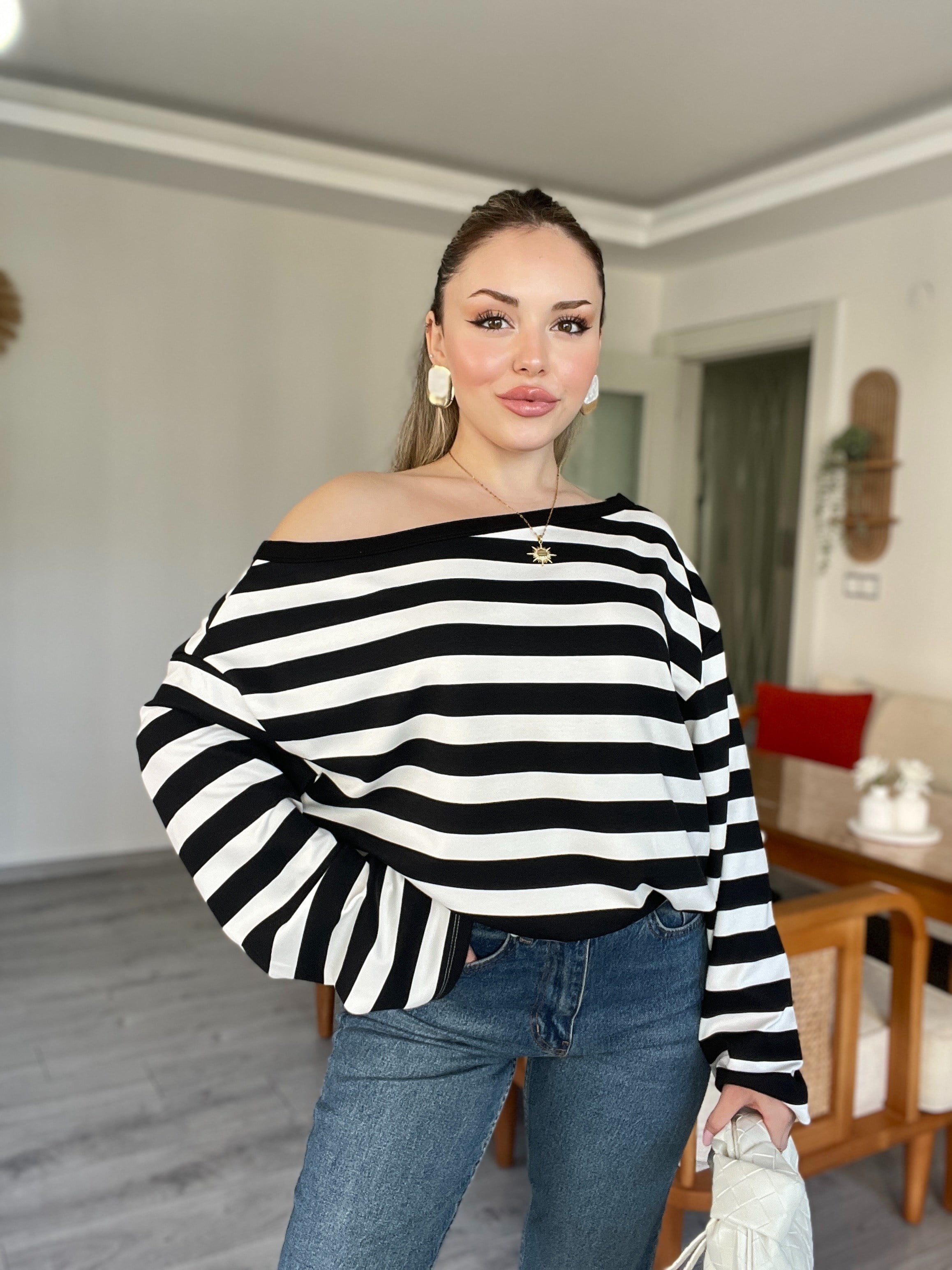 Beyaz Üzerine Siyah Kalın Çizgili Düşük Omuz Oversize Modal Bluz