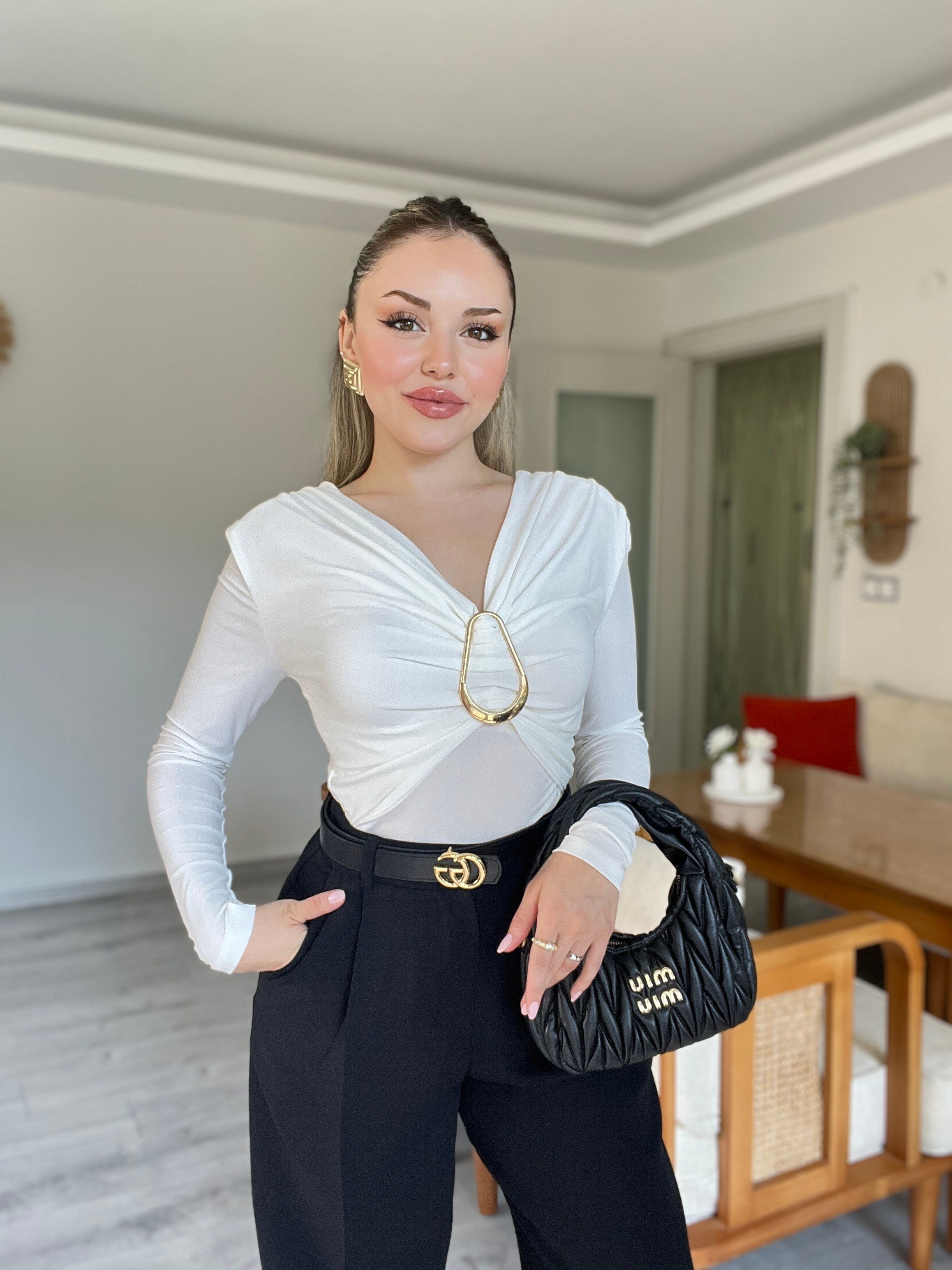 Beyaz Vatkalı Damla Gold Broşlu Bluz