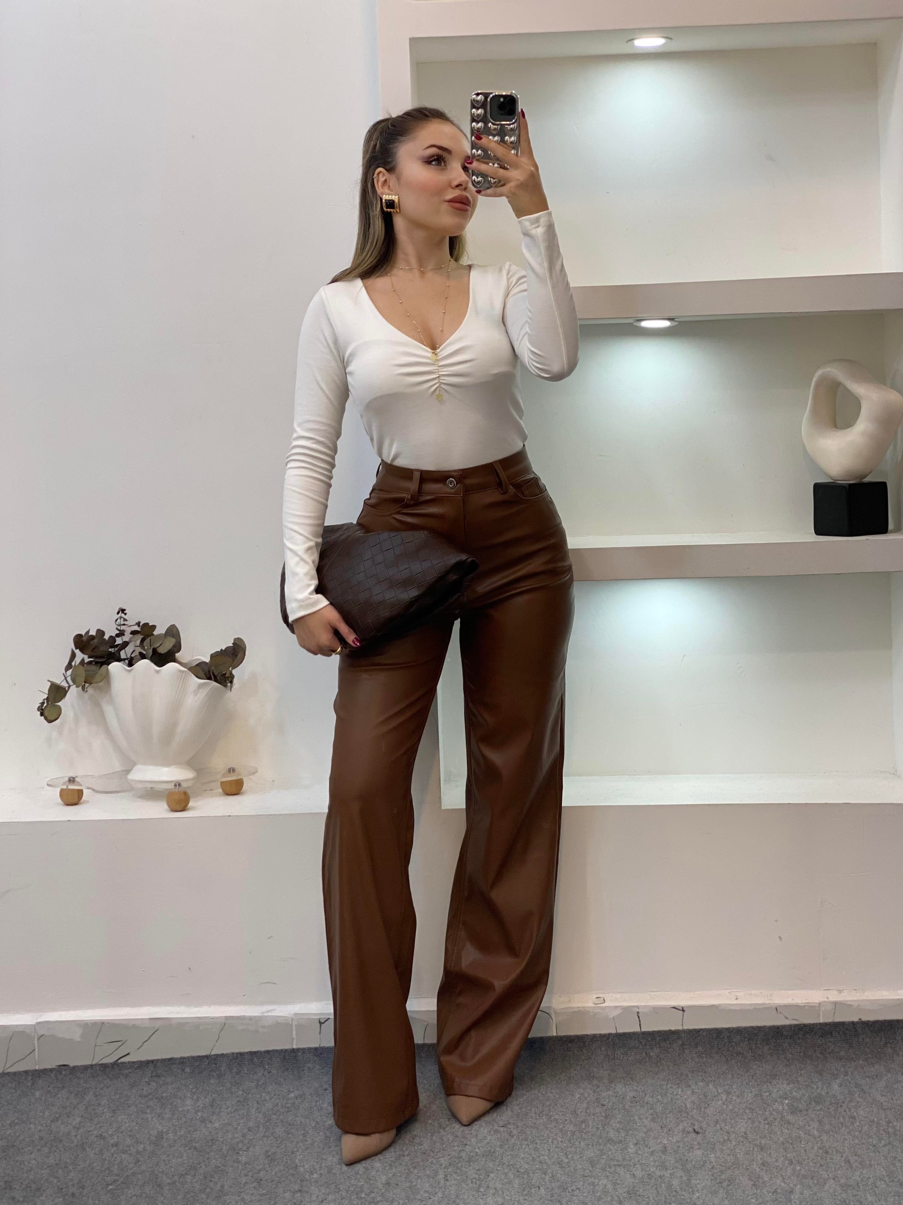 Beyaz Yakası Büzgülü Basic Bluz