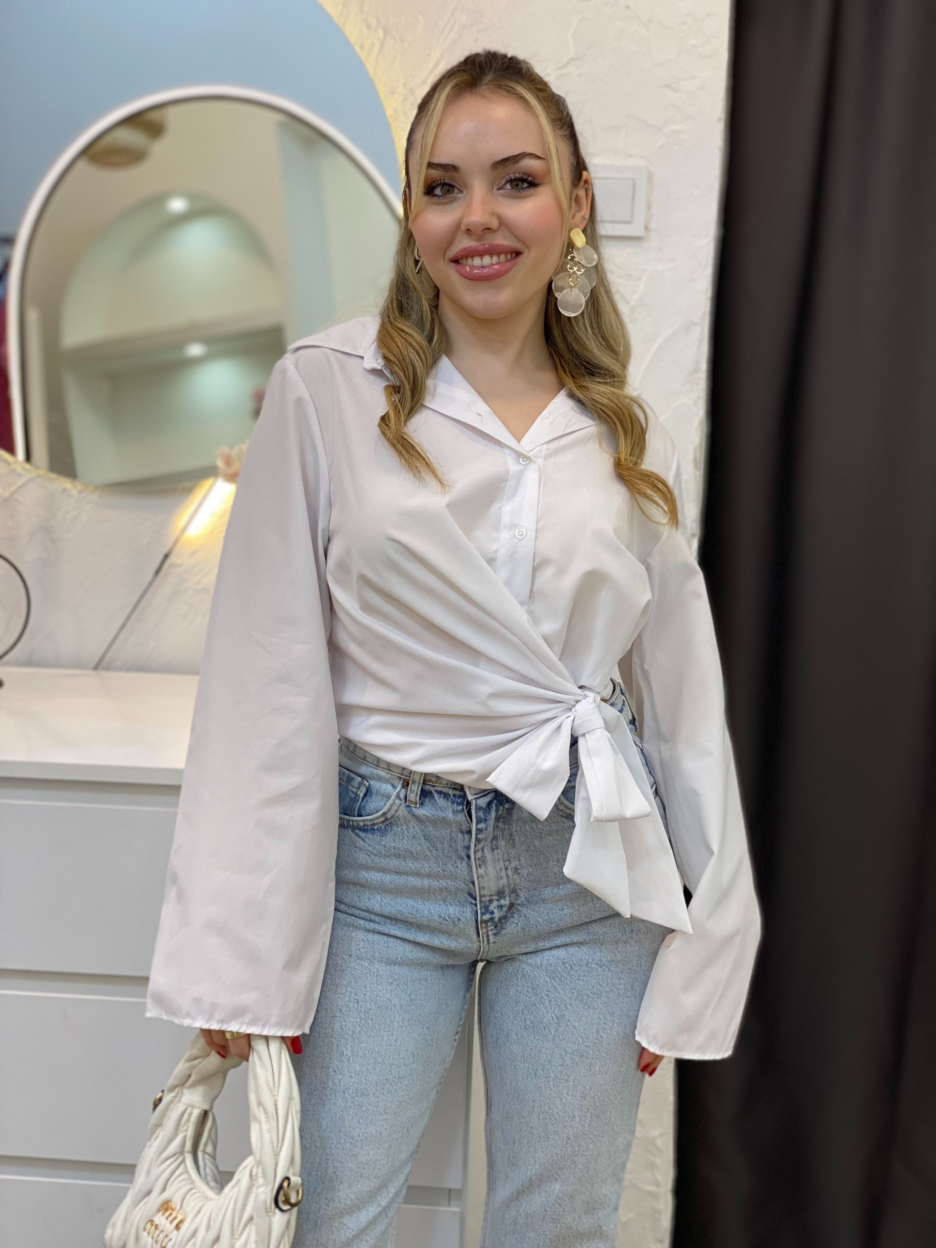 Beyaz Yanı Bağlamalı Model Gömlek 