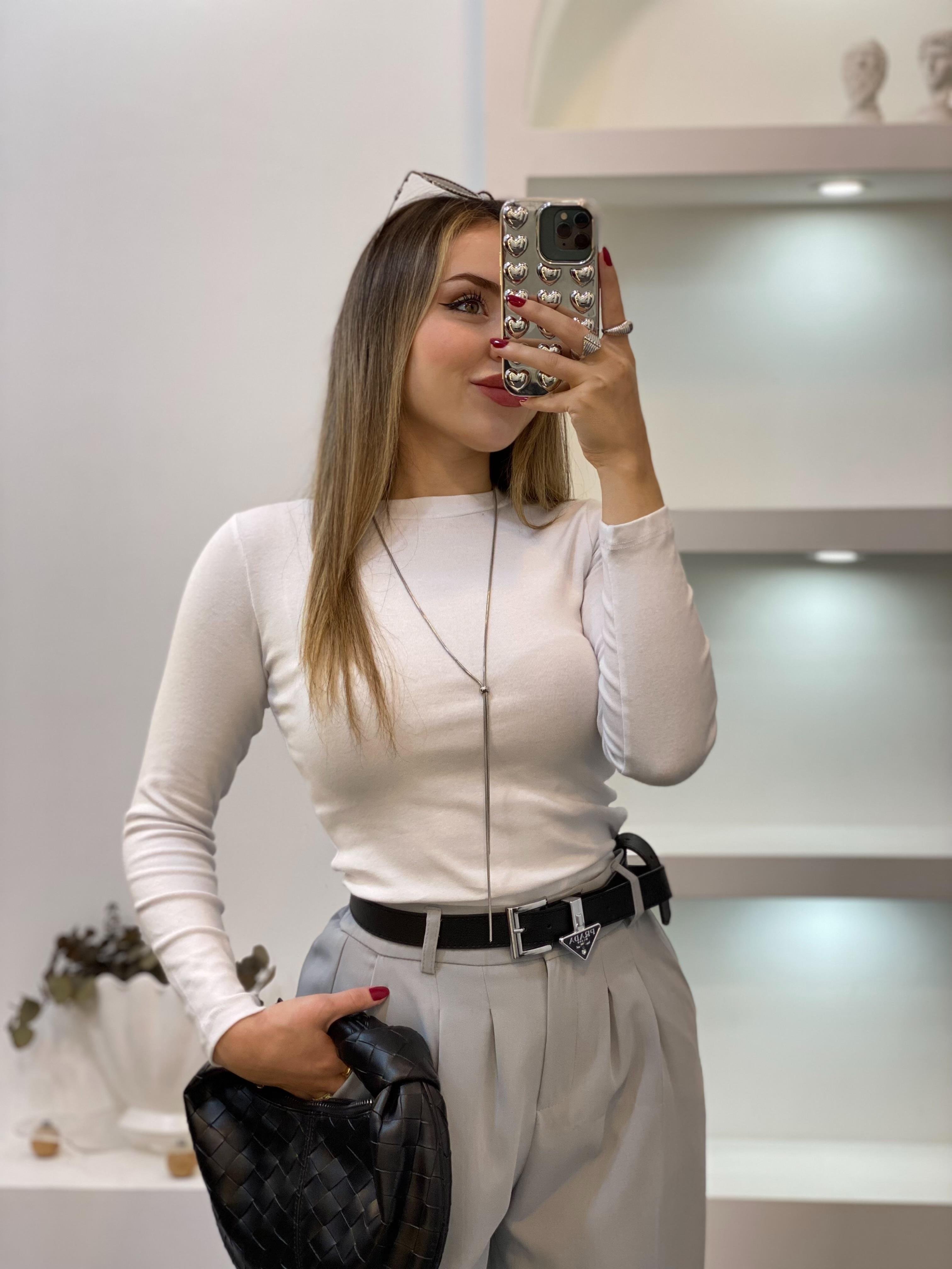 Beyaz Yuvarlak Yaka Modal Kumaş Basic Bluz