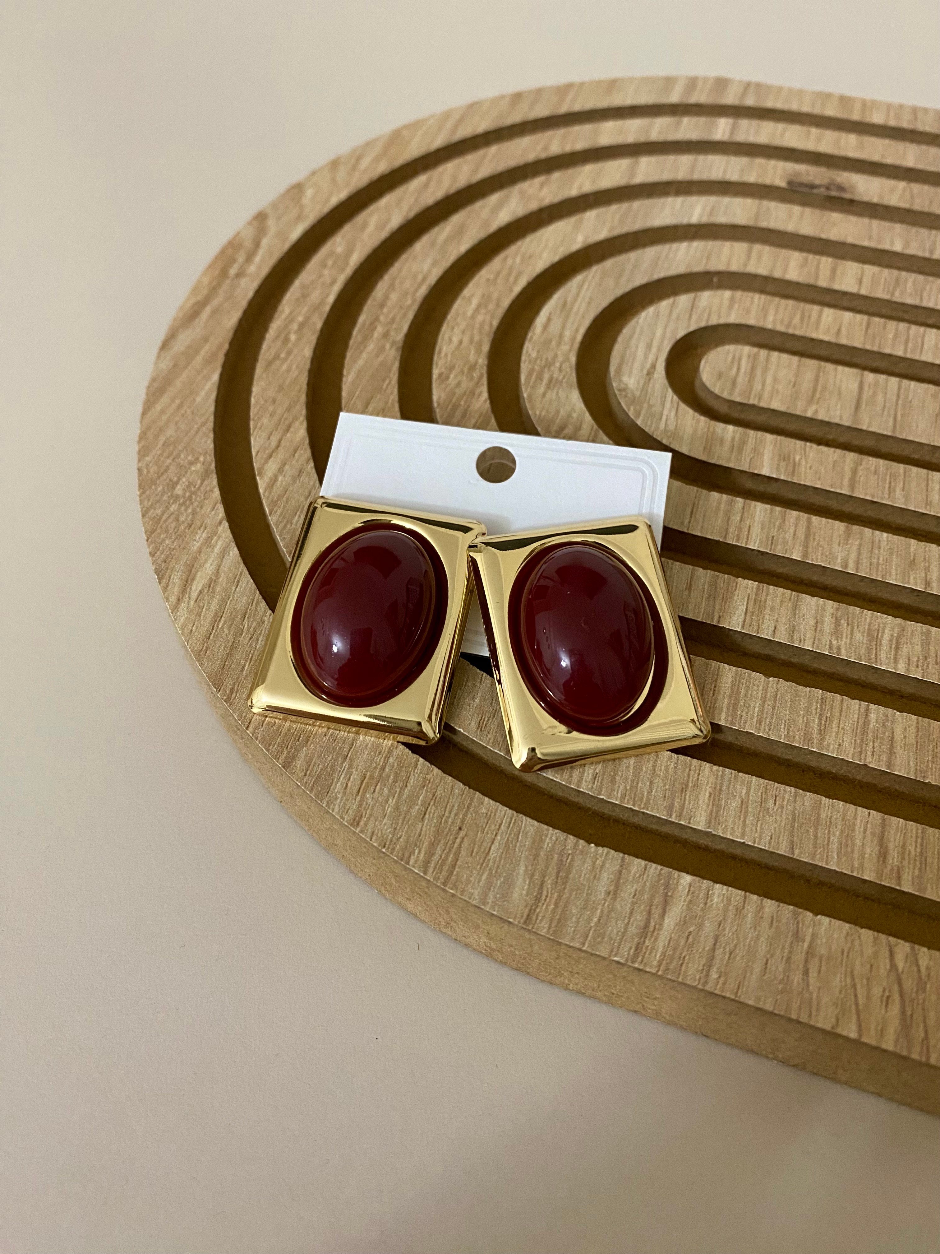 Bordo Taşlı Gold Plaka Küpe 