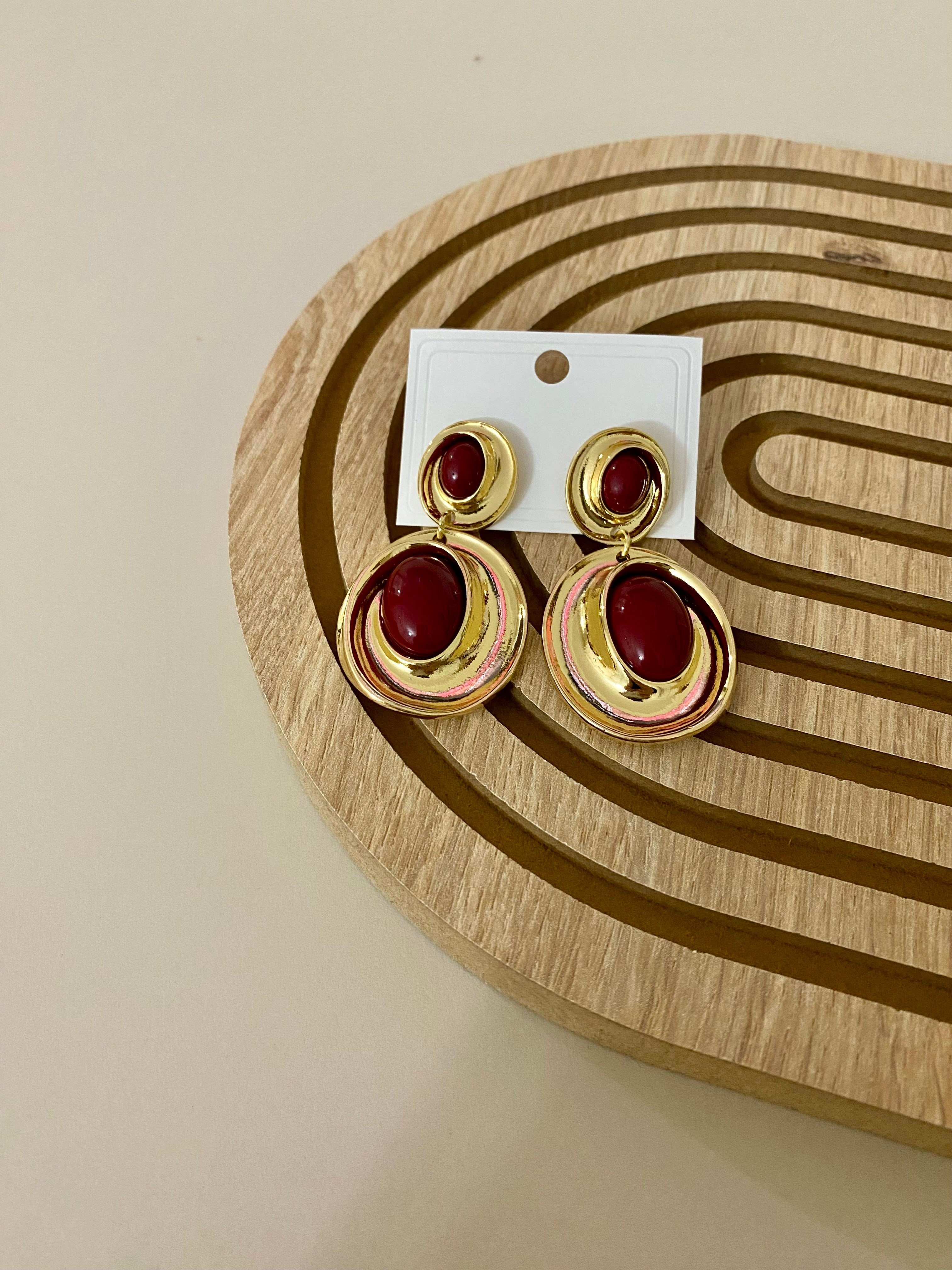 Bordo Taşlı Sallantılı Küpe 