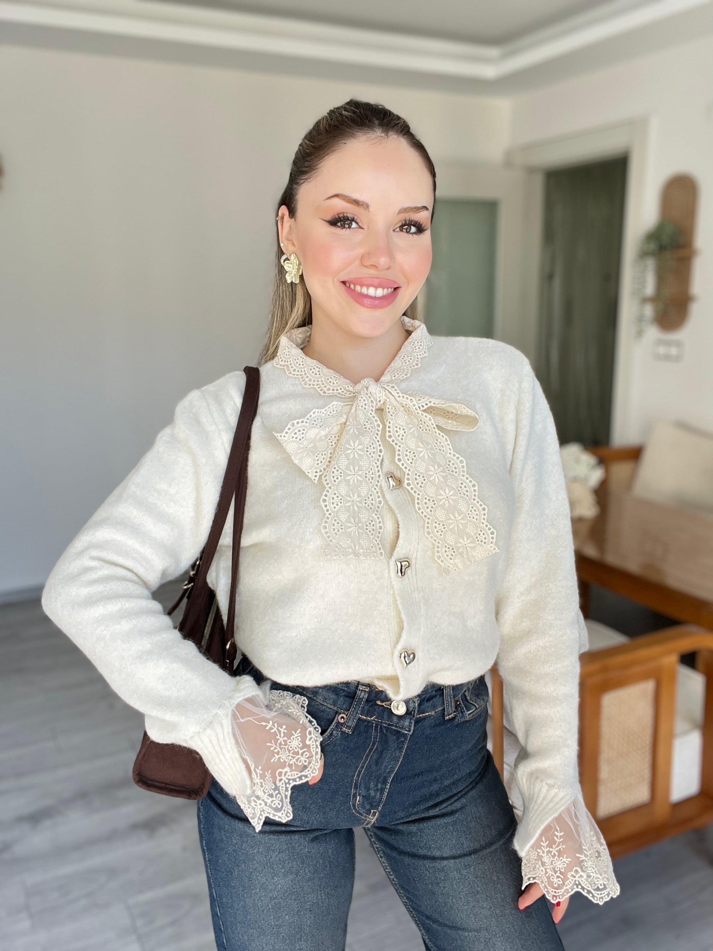 Ekru Güpürlü Model Kalp Düğmeli Hırka