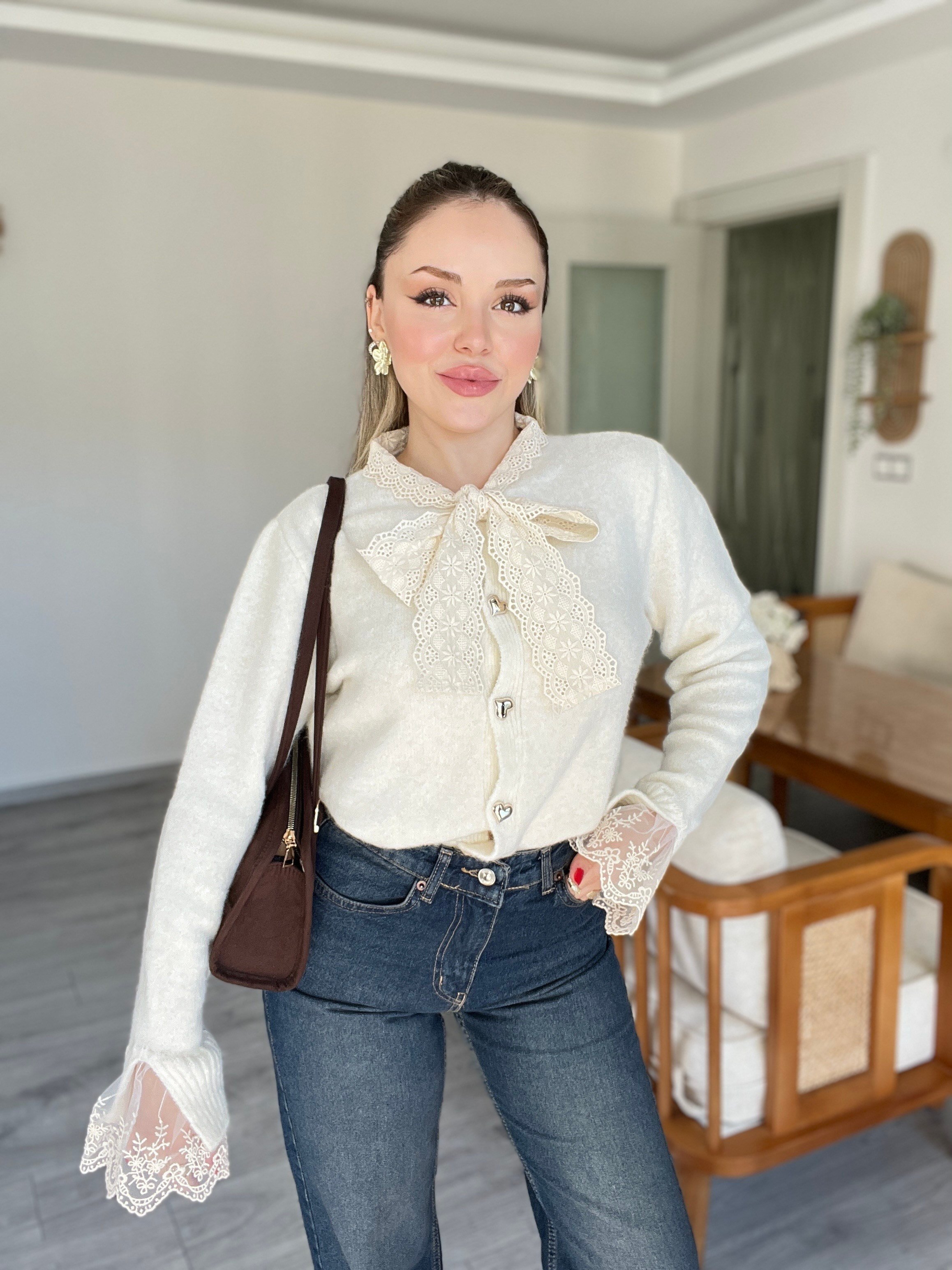 Ekru Güpürlü Model Kalp Düğmeli Hırka