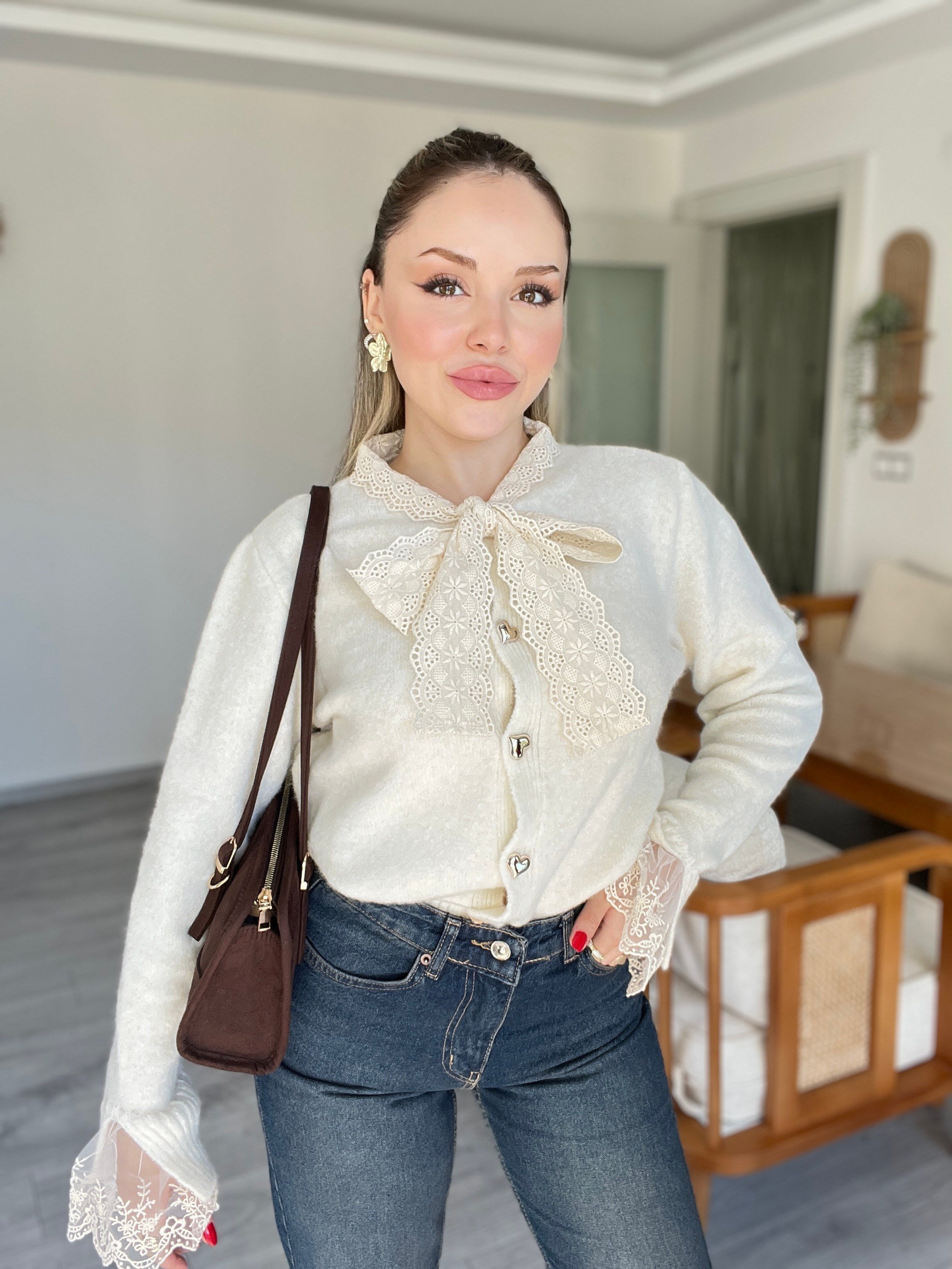 Ekru Güpürlü Model Kalp Düğmeli Hırka