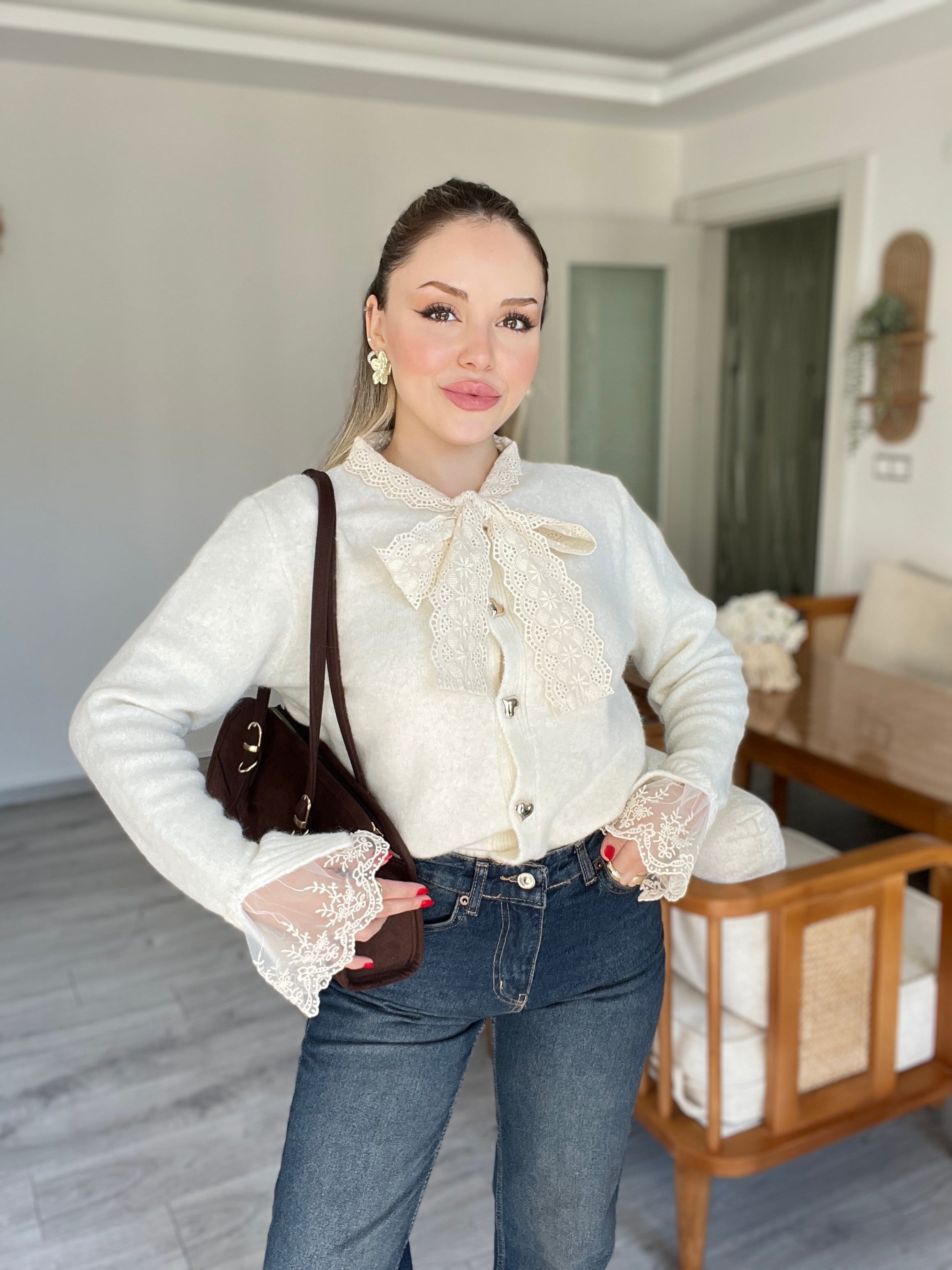 Ekru Güpürlü Model Kalp Düğmeli Hırka