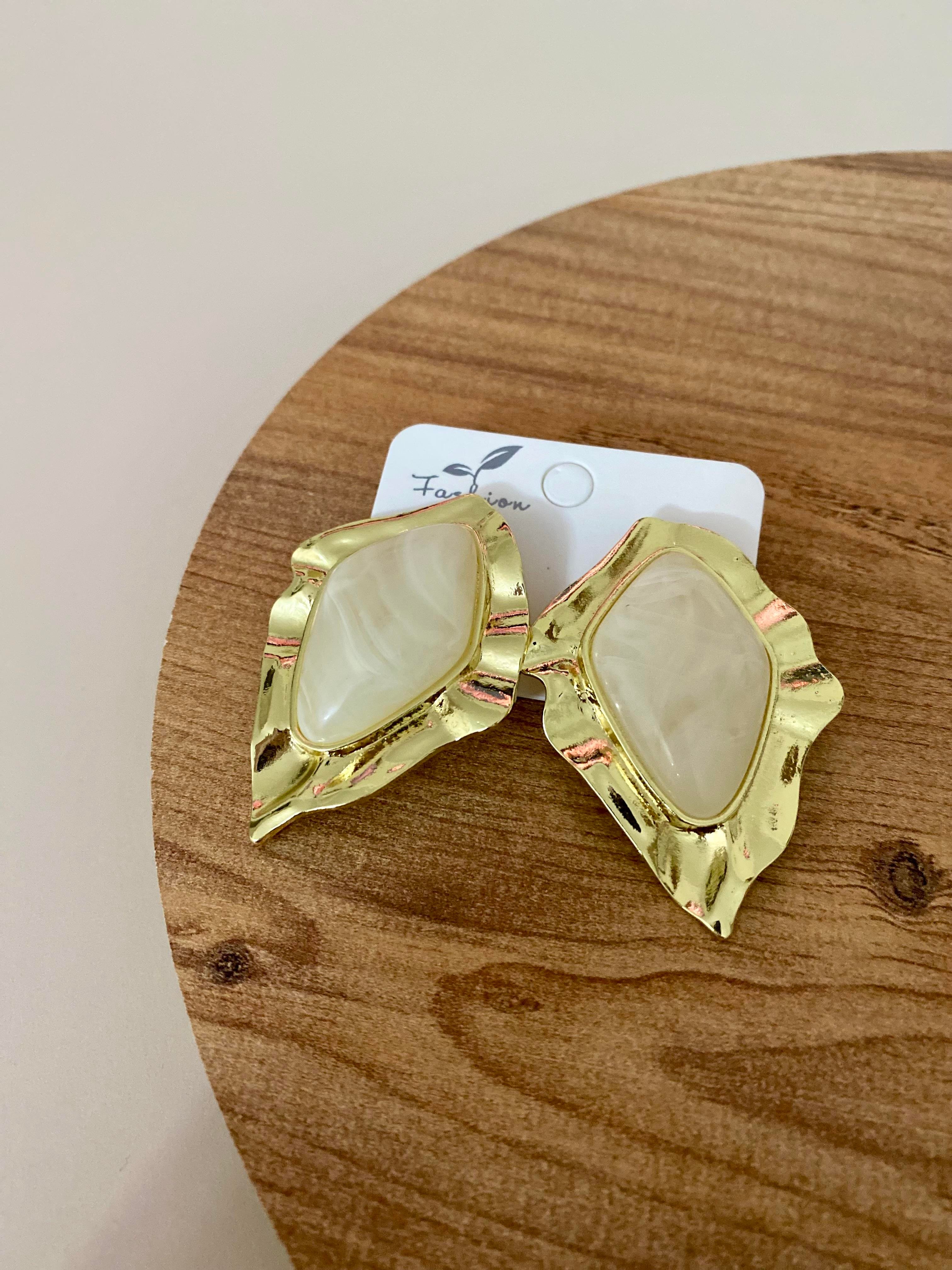 Gold Bej Mineli Küpe