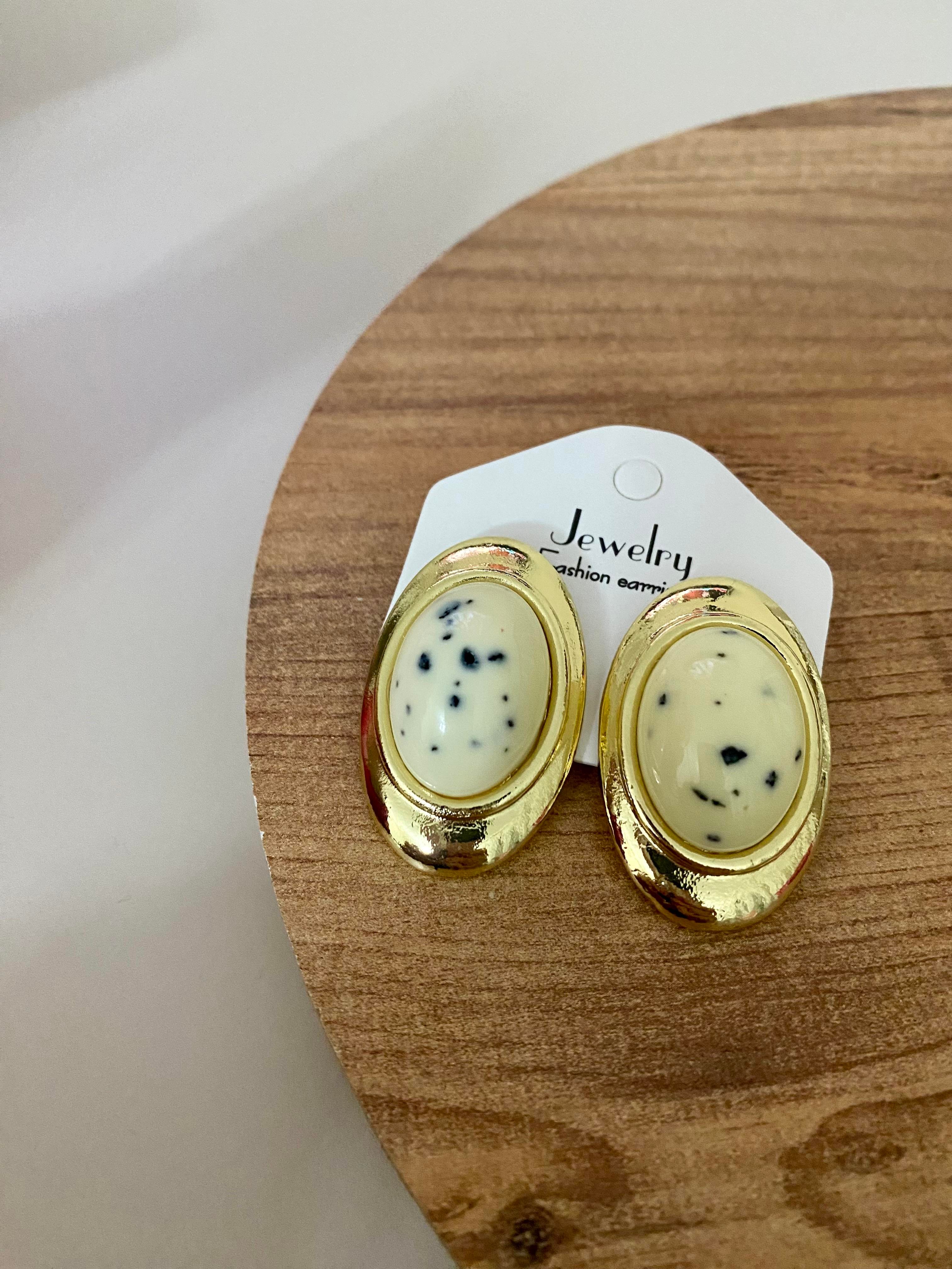 Gold Bej Mineli Taşlı Küpe