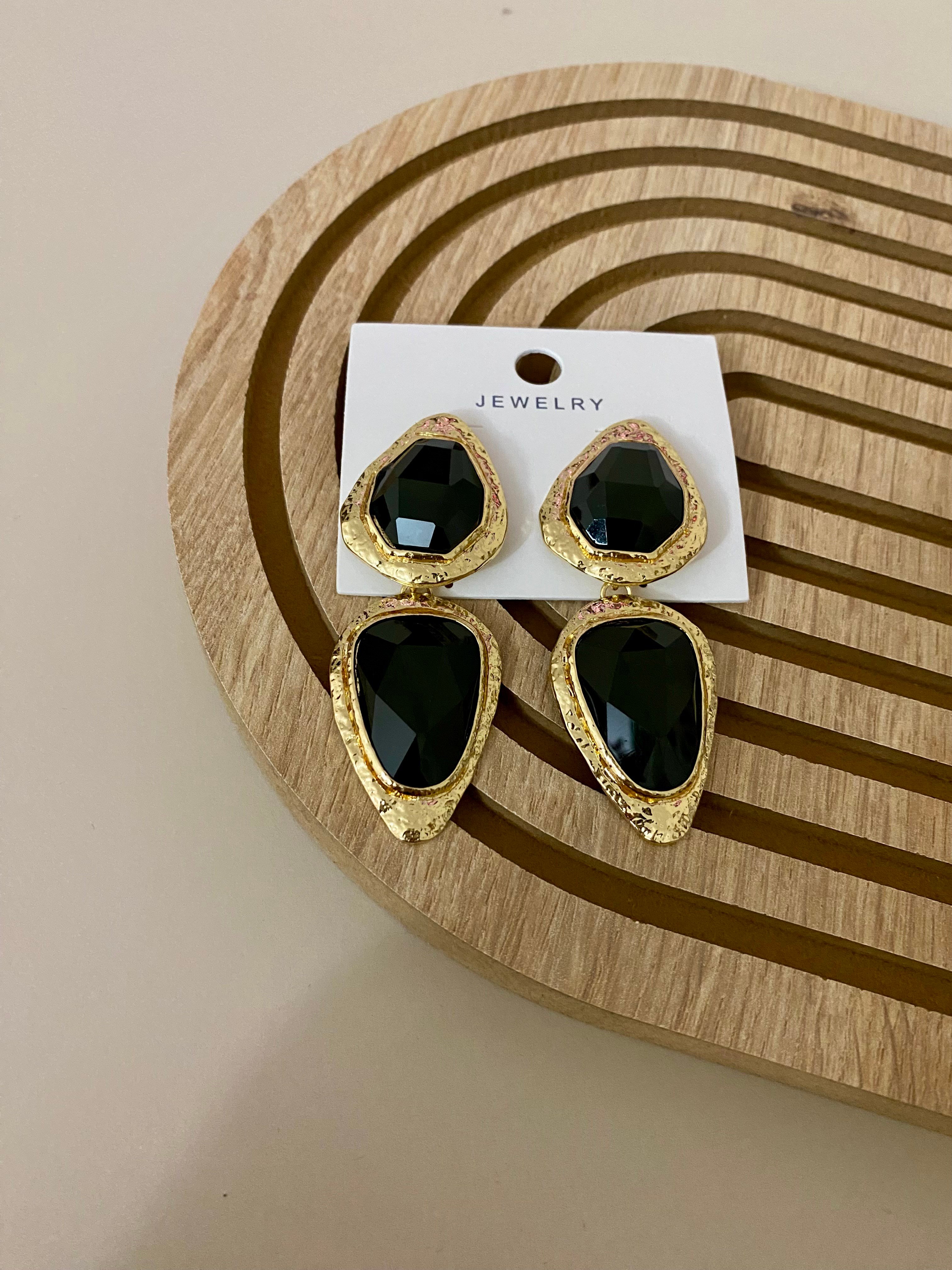Gold Çerçeve Siyah Taşlı Küpe 