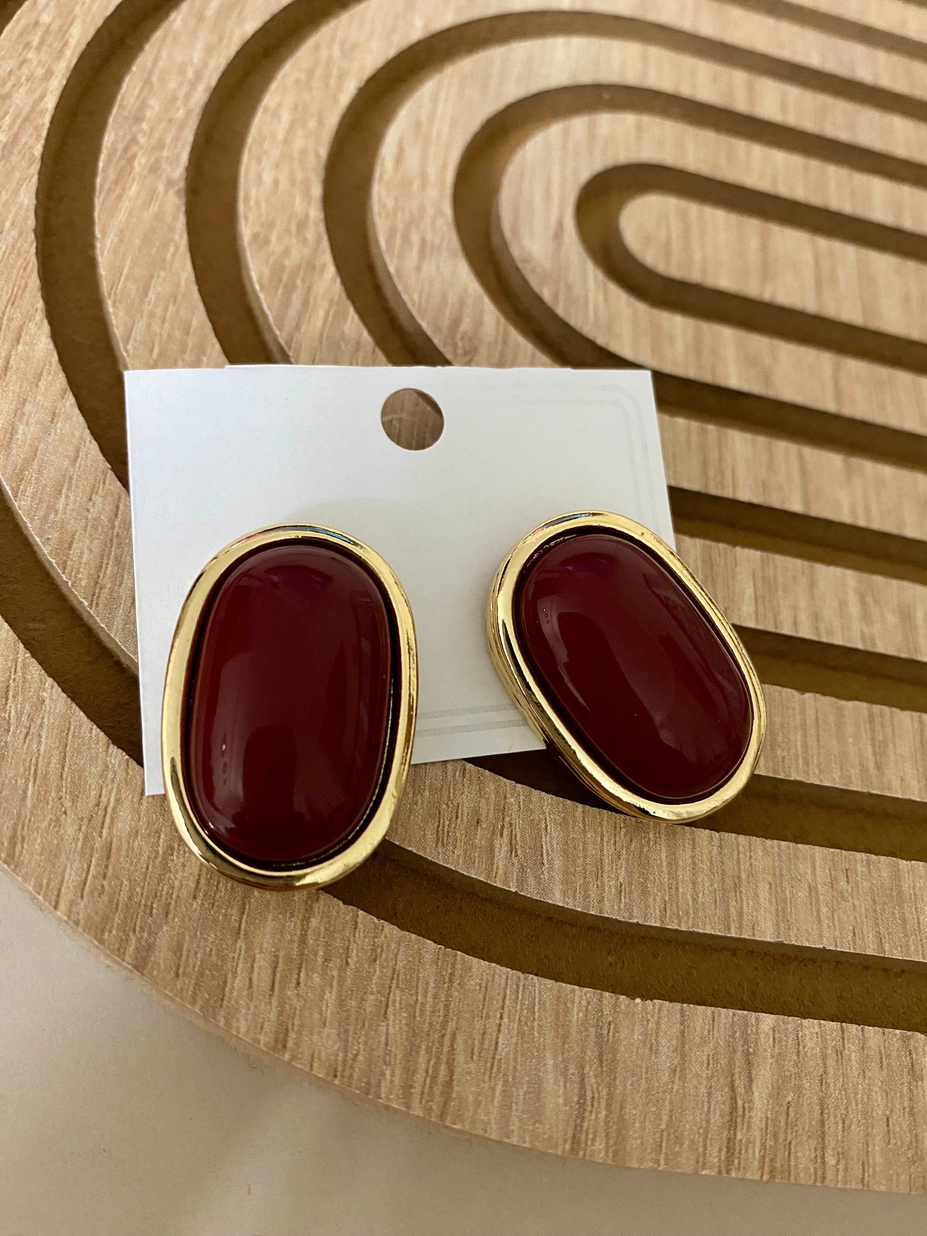 Gold Çerçeveli Bordo Taşlı Küpe 