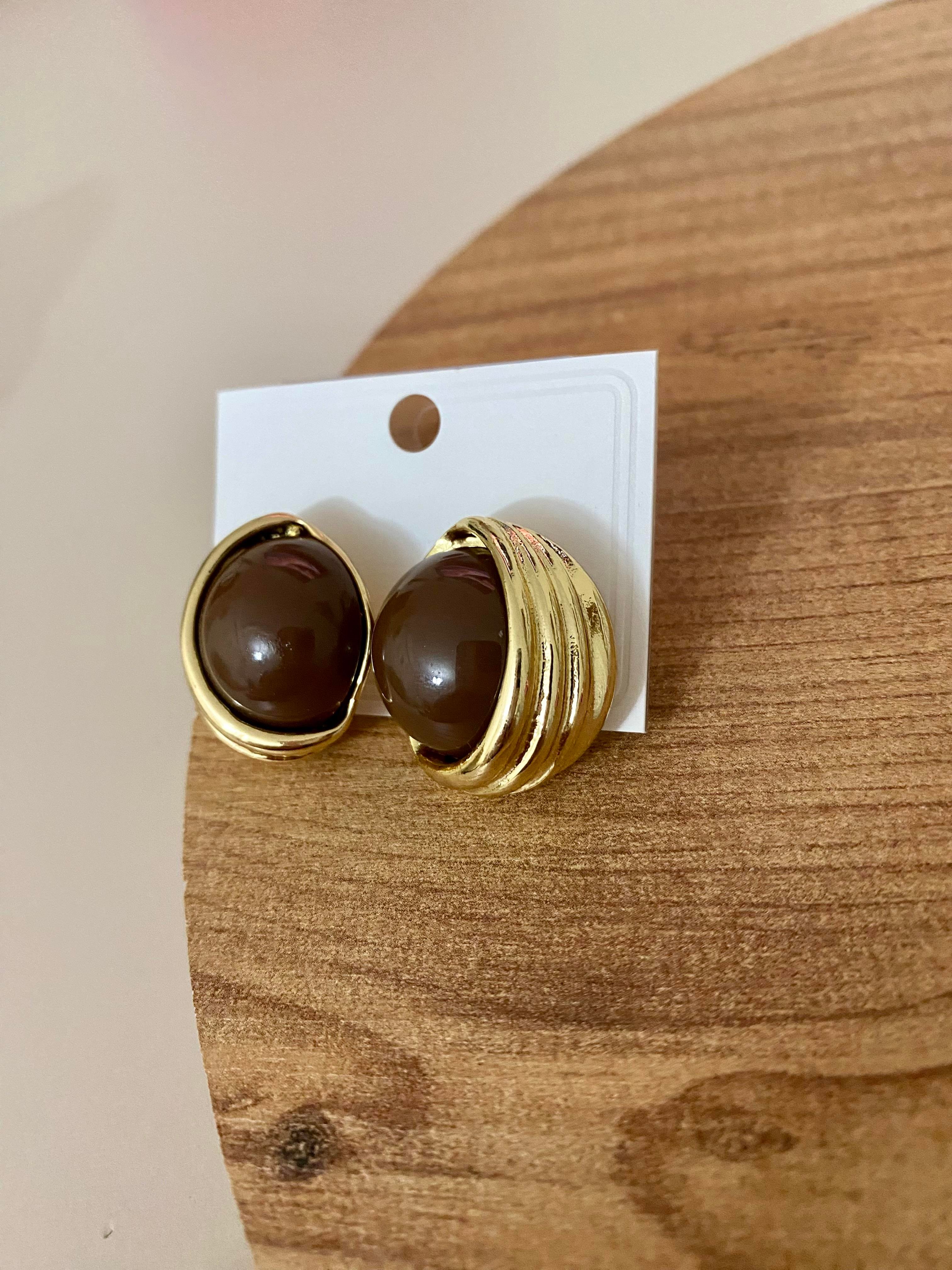 Gold Kahve Mineli Düğme Model Küpe