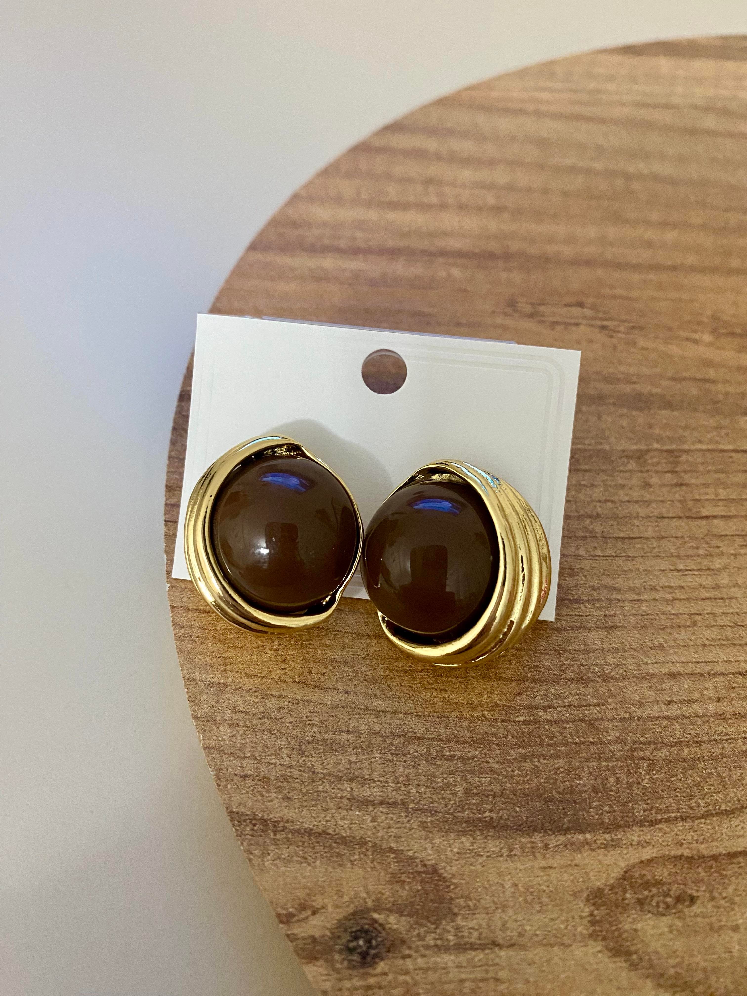 Gold Kahve Mineli Düğme Model Küpe