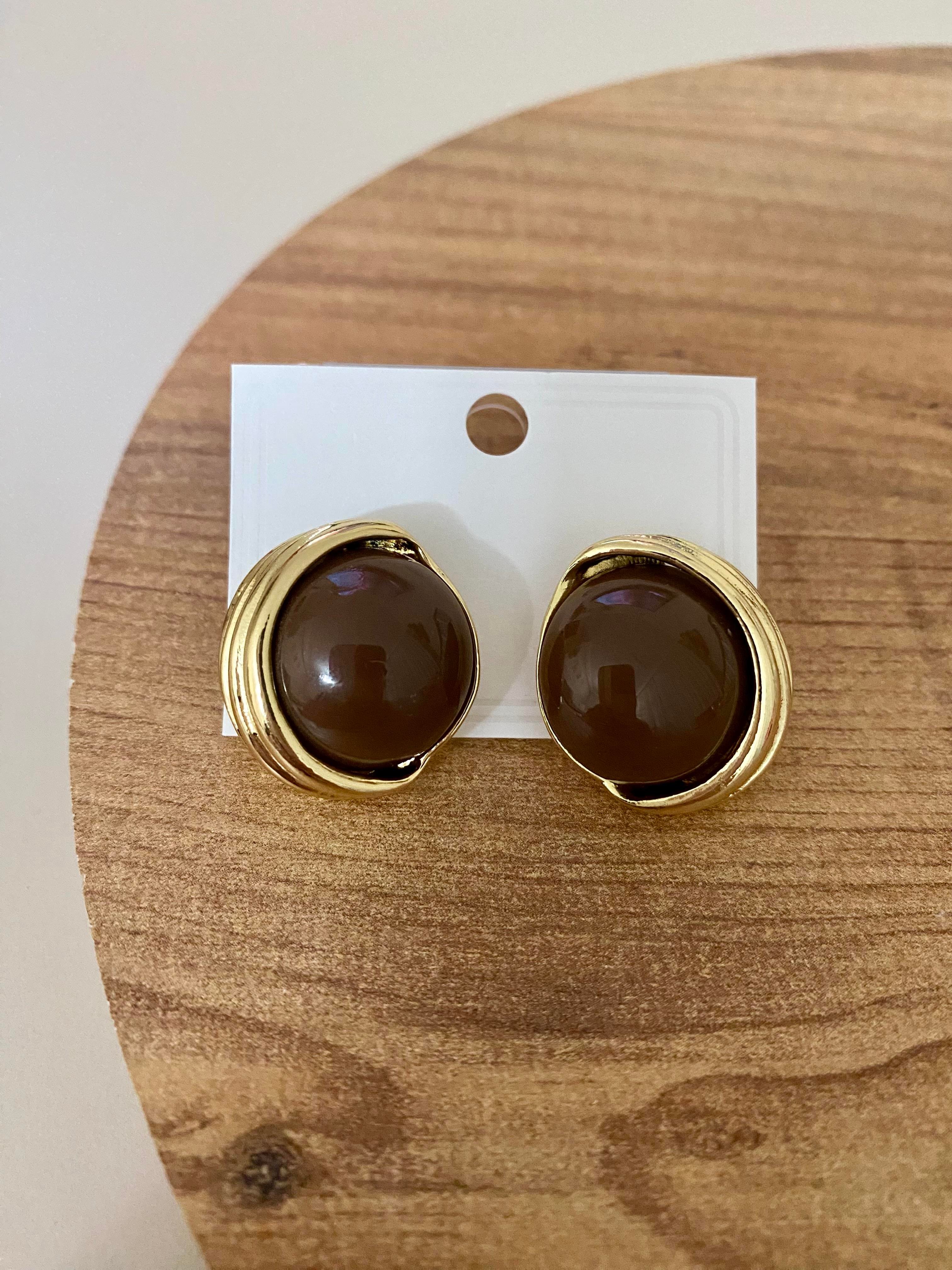 Gold Kahve Mineli Düğme Model Küpe