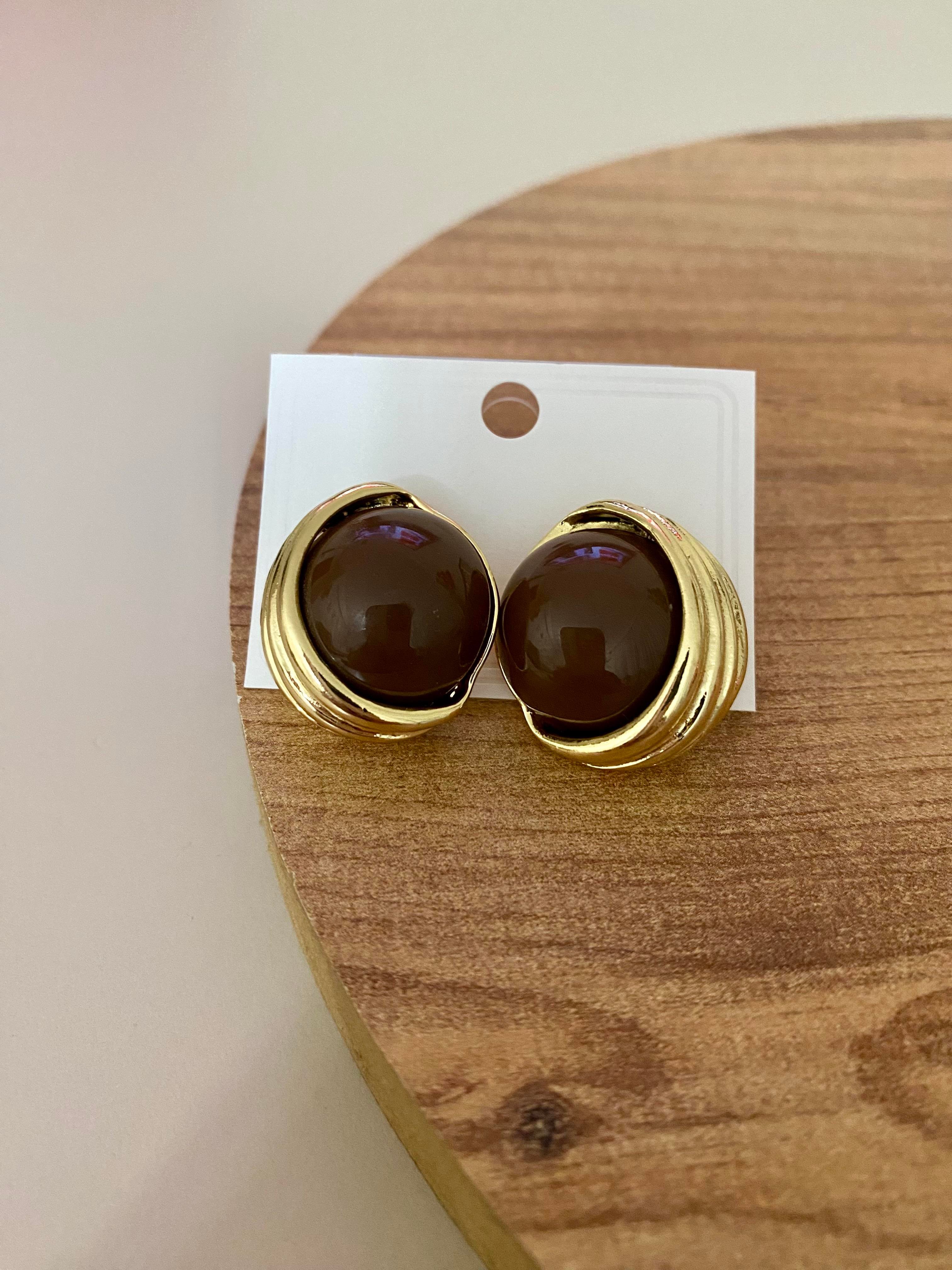 Gold Kahve Mineli Düğme Model Küpe