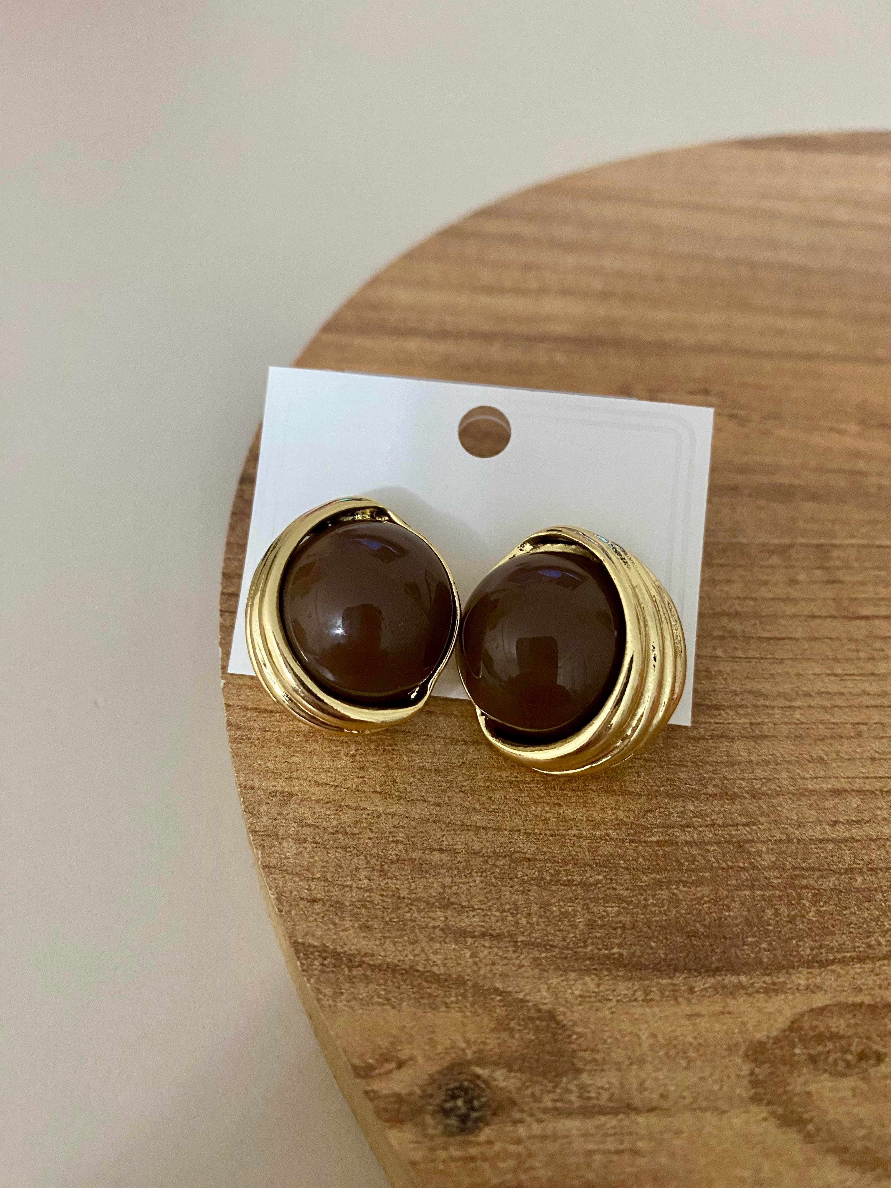 Gold Kahve Mineli Düğme Model Küpe