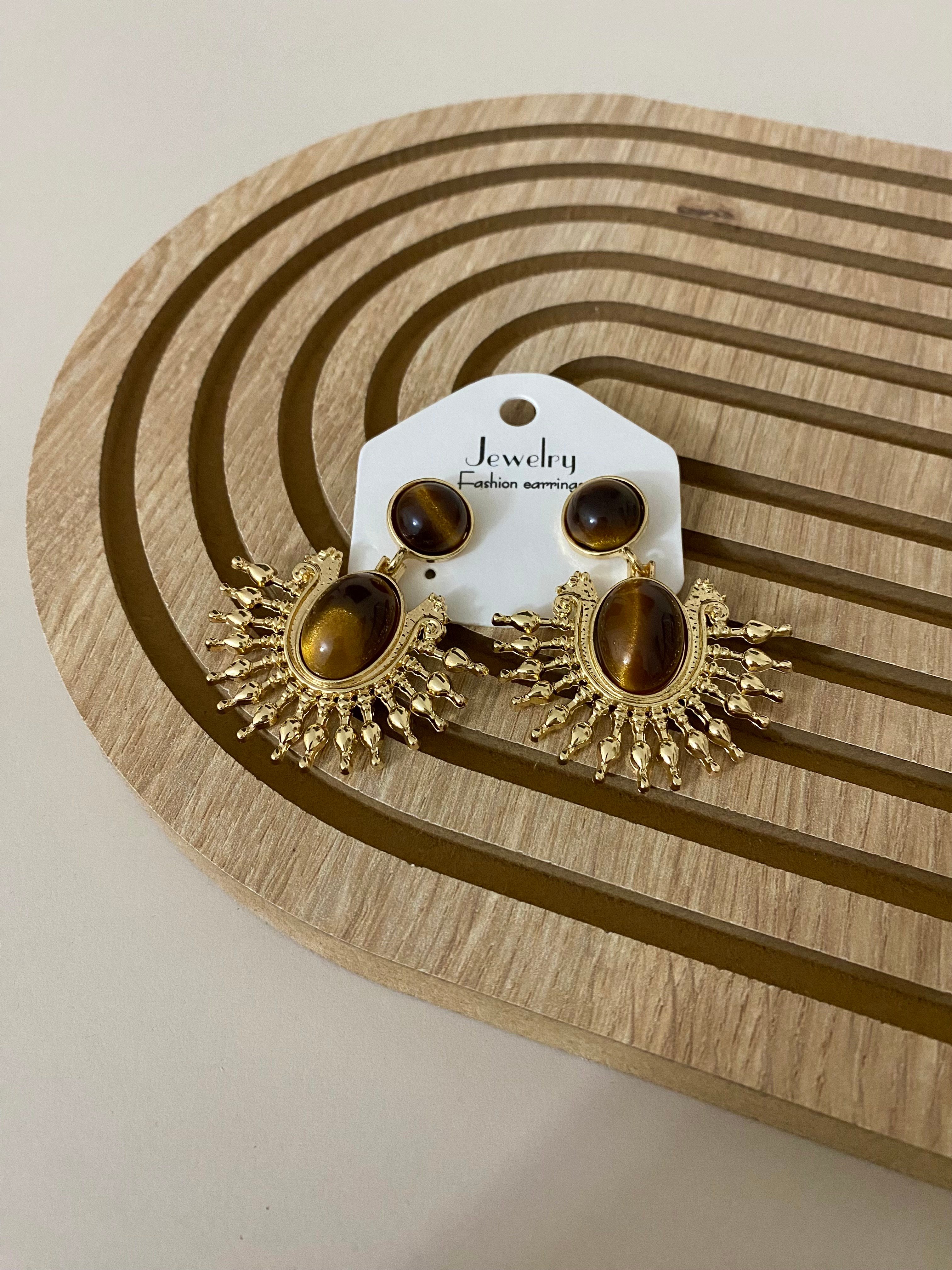 Gold Kahve Taşlı Sallantılı Vintage Küpe