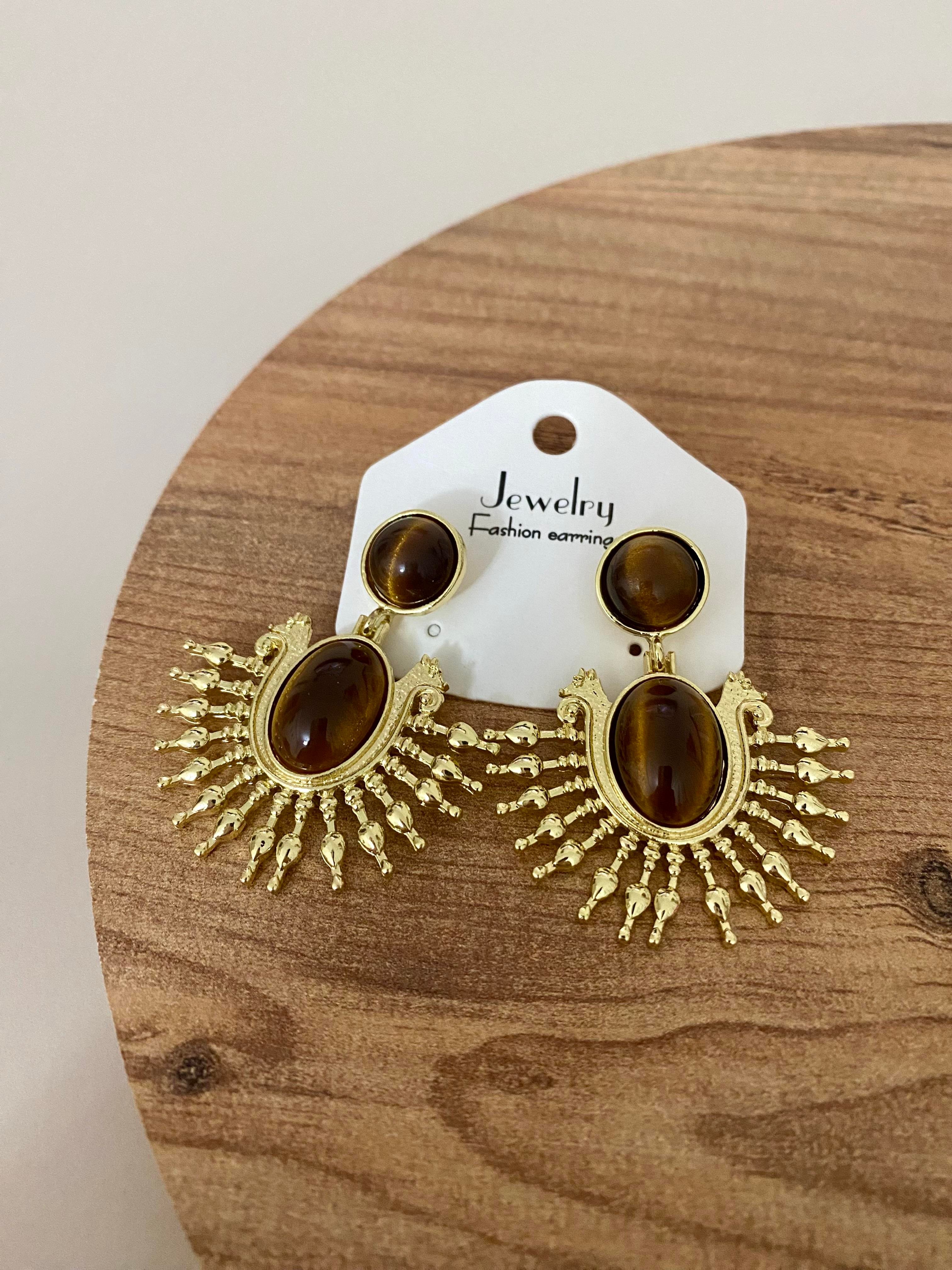 Gold Kahve Taşlı Sallantılı Vintage Küpe
