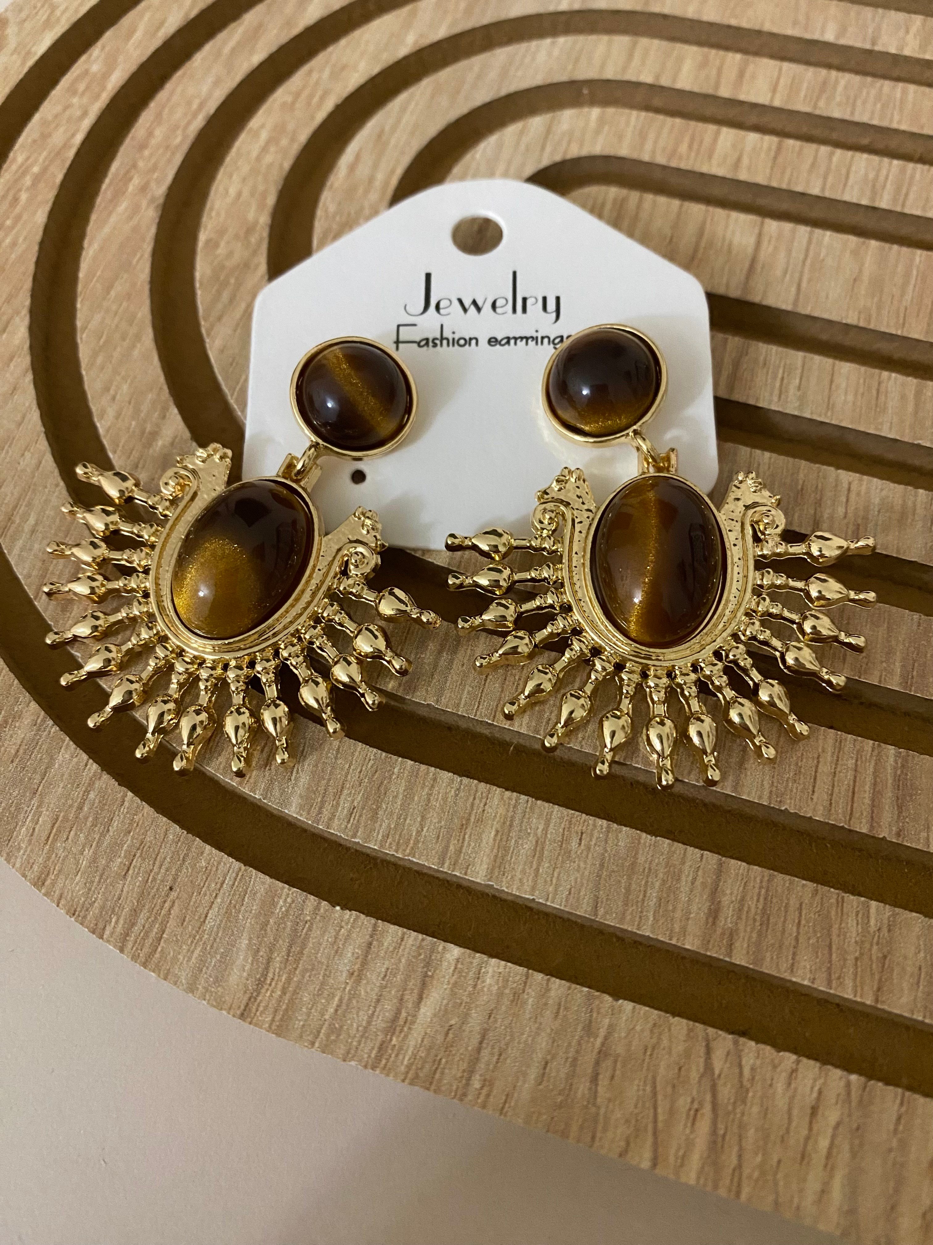 Gold Kahve Taşlı Sallantılı Vintage Küpe