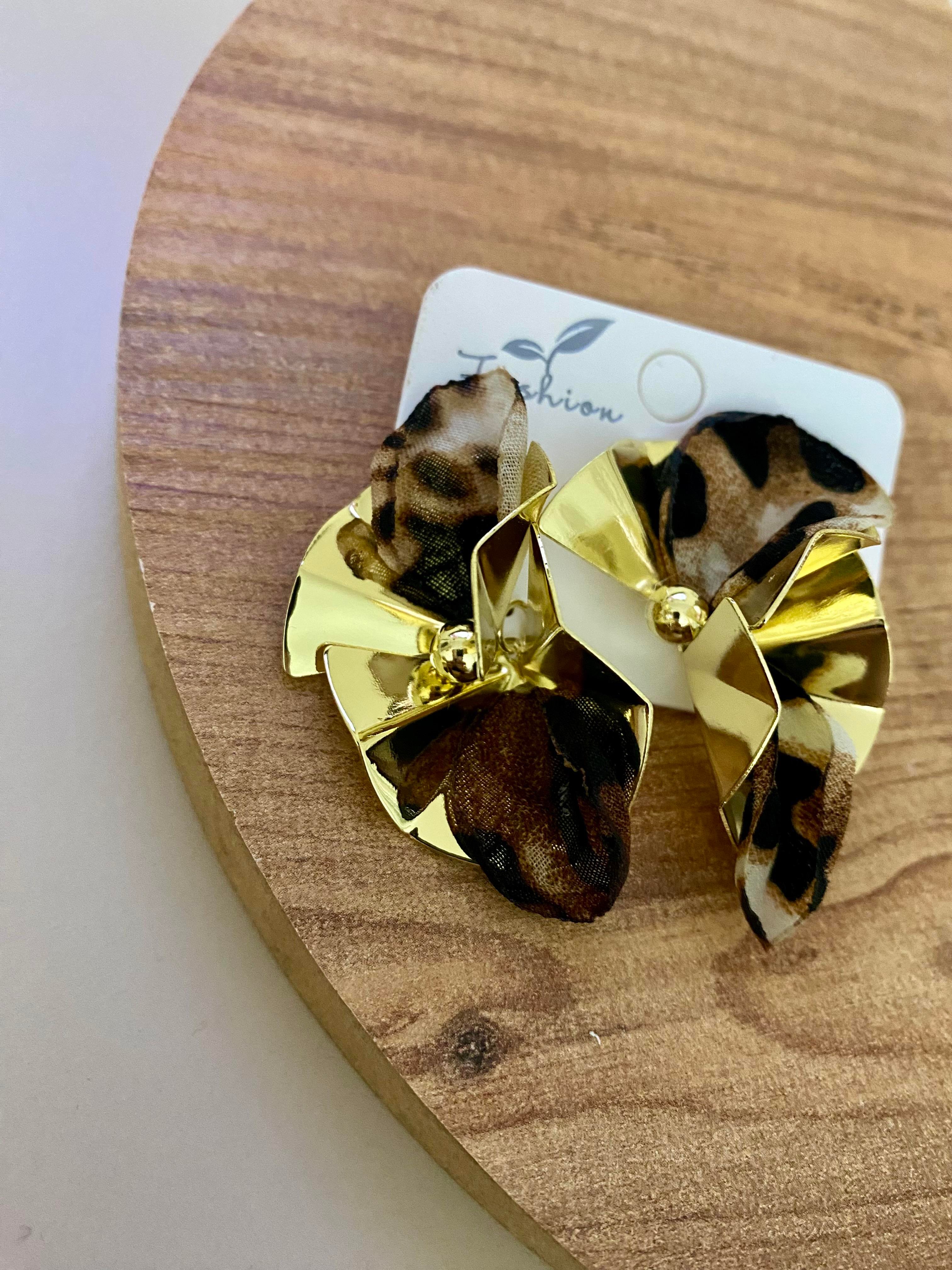 Gold Leo Desen Tül Detay Tasarım Küpe