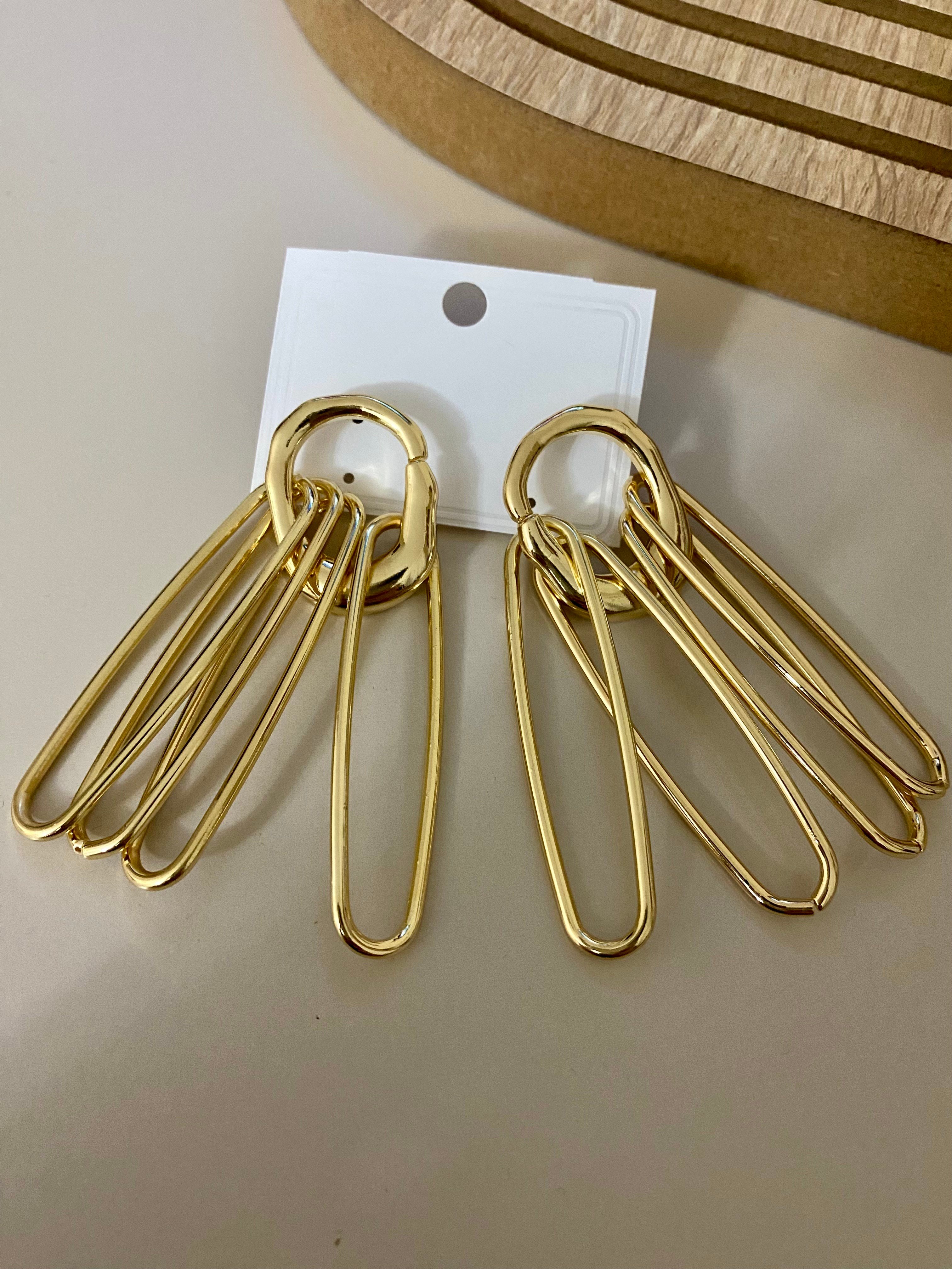 Gold Sallantılı Marka Model Küpe 