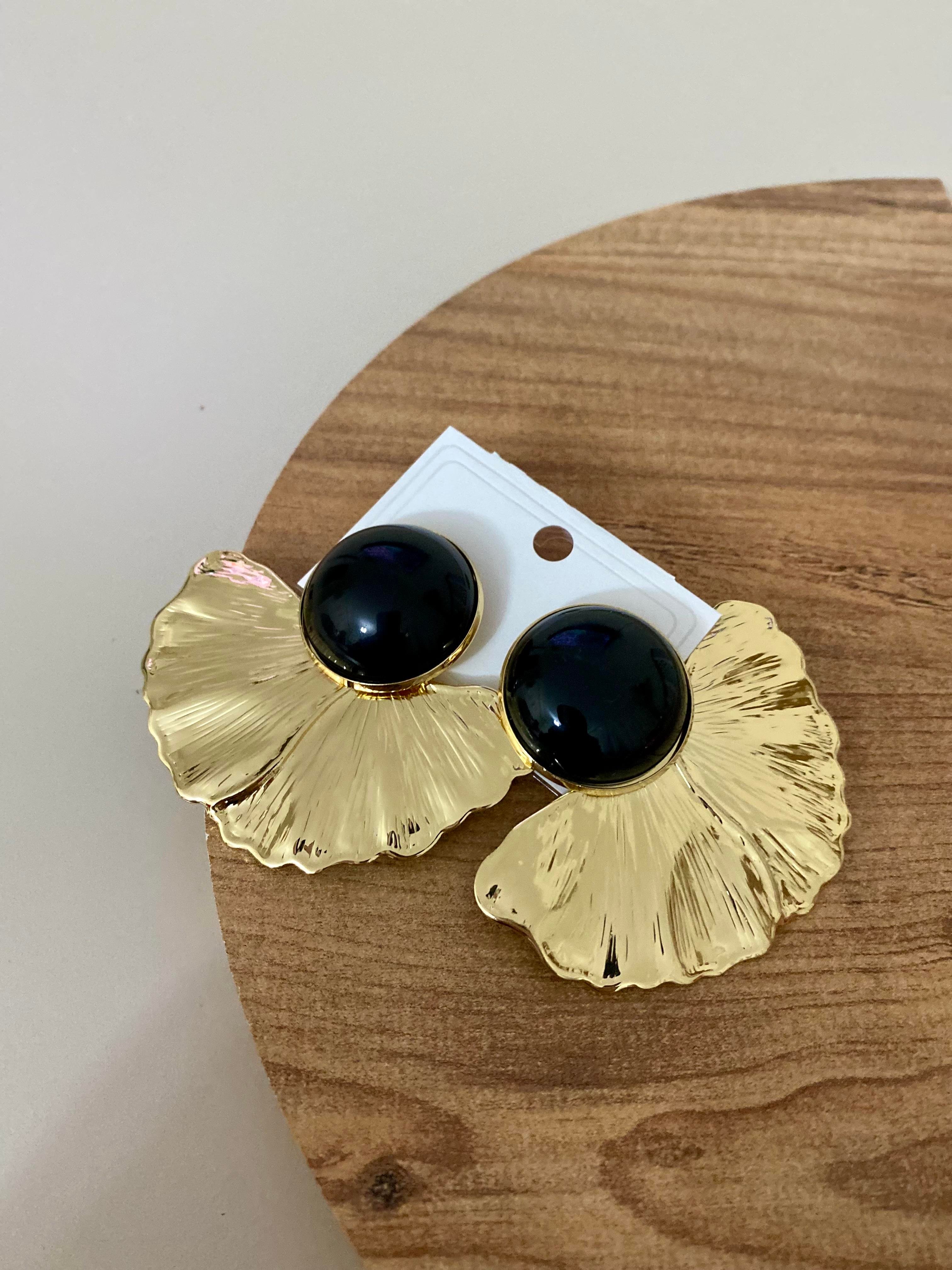 Gold Siyah Mineli Yarım Çiçek Küpe