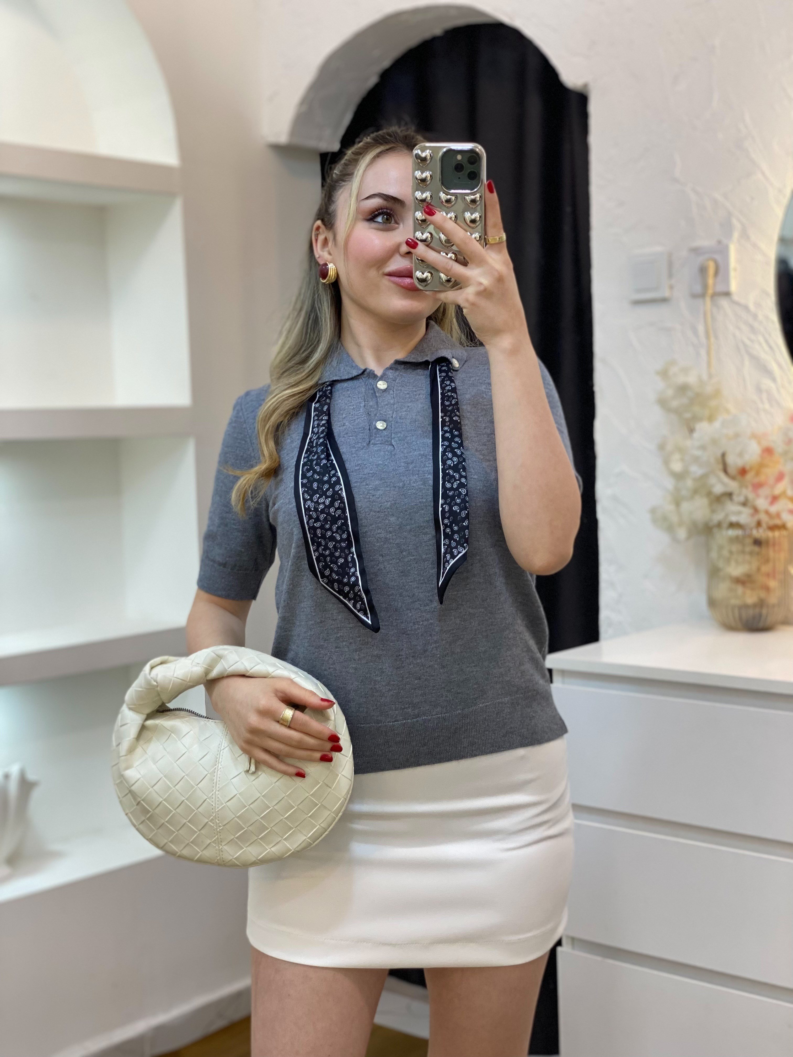 Gri Fularlı Polo Yaka Triko Bluz