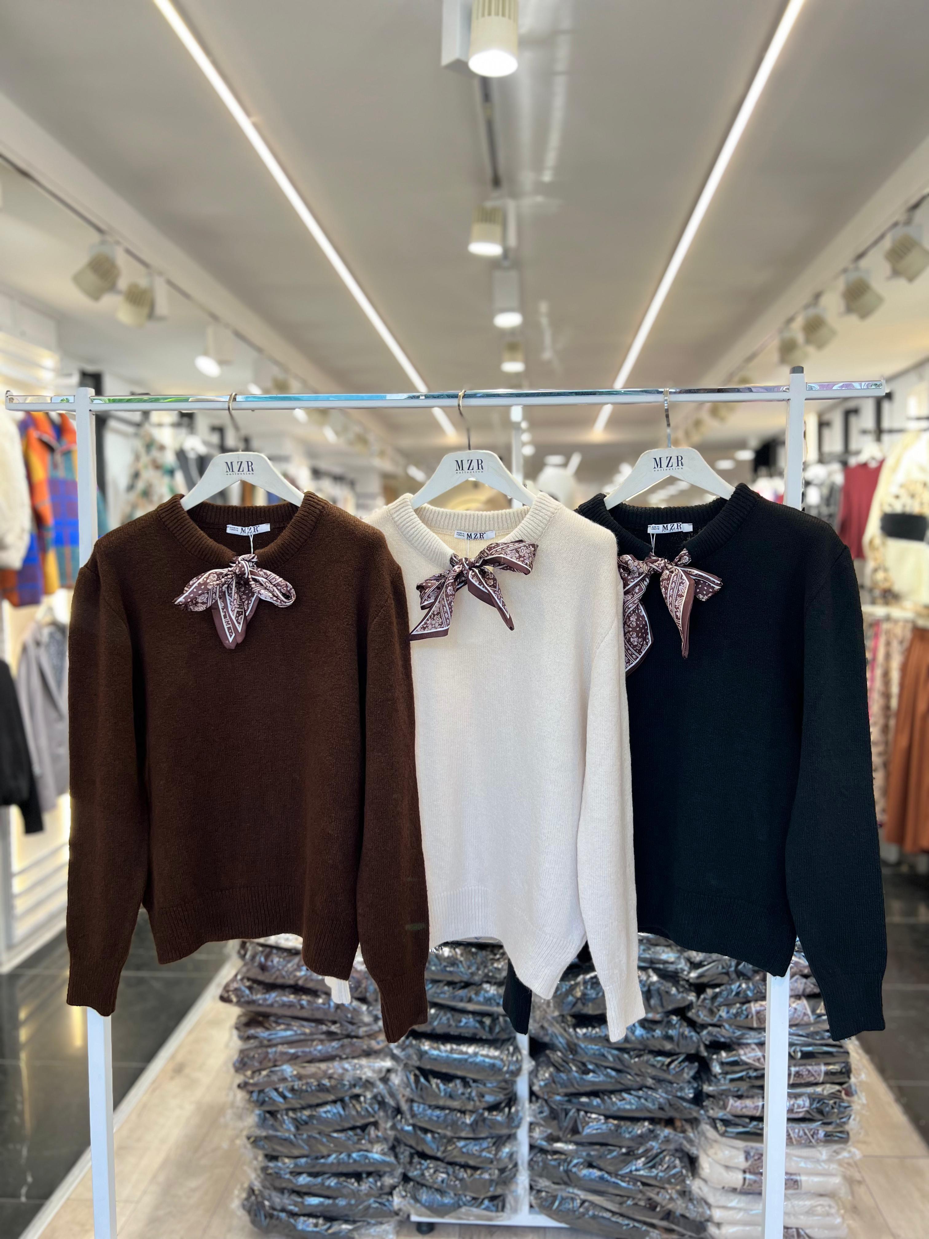 Kahve Fularlı Kazak