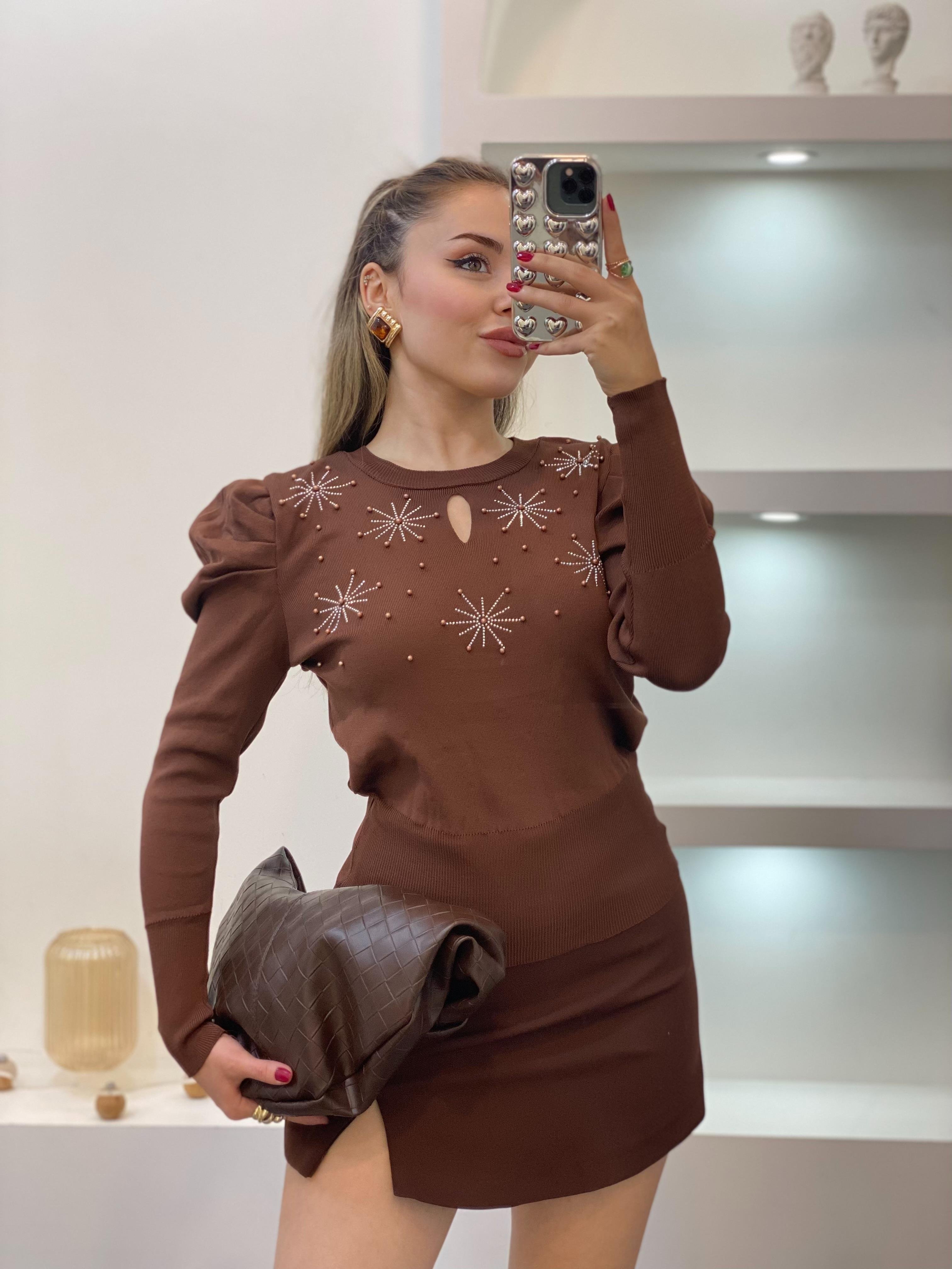 Kahve Önü Mini Pencereli Taşlı Triko Bluz